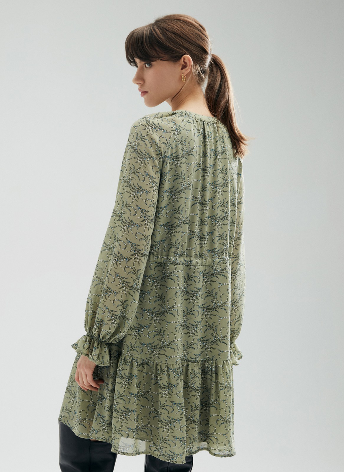 Платье-мини с ярусами, цвет: оливковый Allweneed
Платье-мини из легкого шифона с нежным цветочным принтом. Модель на хлопковой основе, поэтому в ней комфортно и весной, и летом. Свободное платье с ярусами можно затянуть шнурочком из собственной ткани. Воротник лежащая стойка и застежка с пуговицами до линии талии. Воздушные рукава и нижний ярус со сборками. На рукаве есть тонкая резиночка для фиксации. Нам уже не терпится закружиться в платье среди цветов и деревьев.
На модели размер XS\S