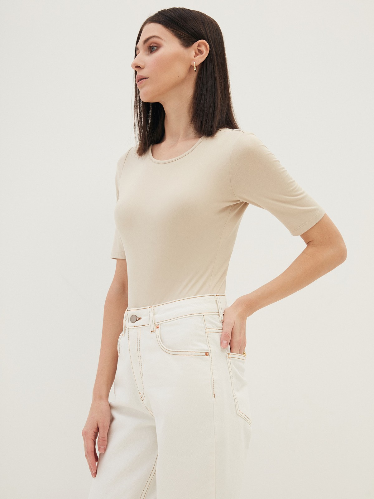 Боди из кроёного трикотажа, цвет: бежевый Allweneed
Боди из нежного трикотажа. Легкая ткань с бархатистой текстурой приятна на ощупь. Модель подчеркивает изгибы тела и хорошо садится по фигуре. Застежка на кнопки. Носите с джинсами или брюками и жакетом для делового образа.
На модели размер XS