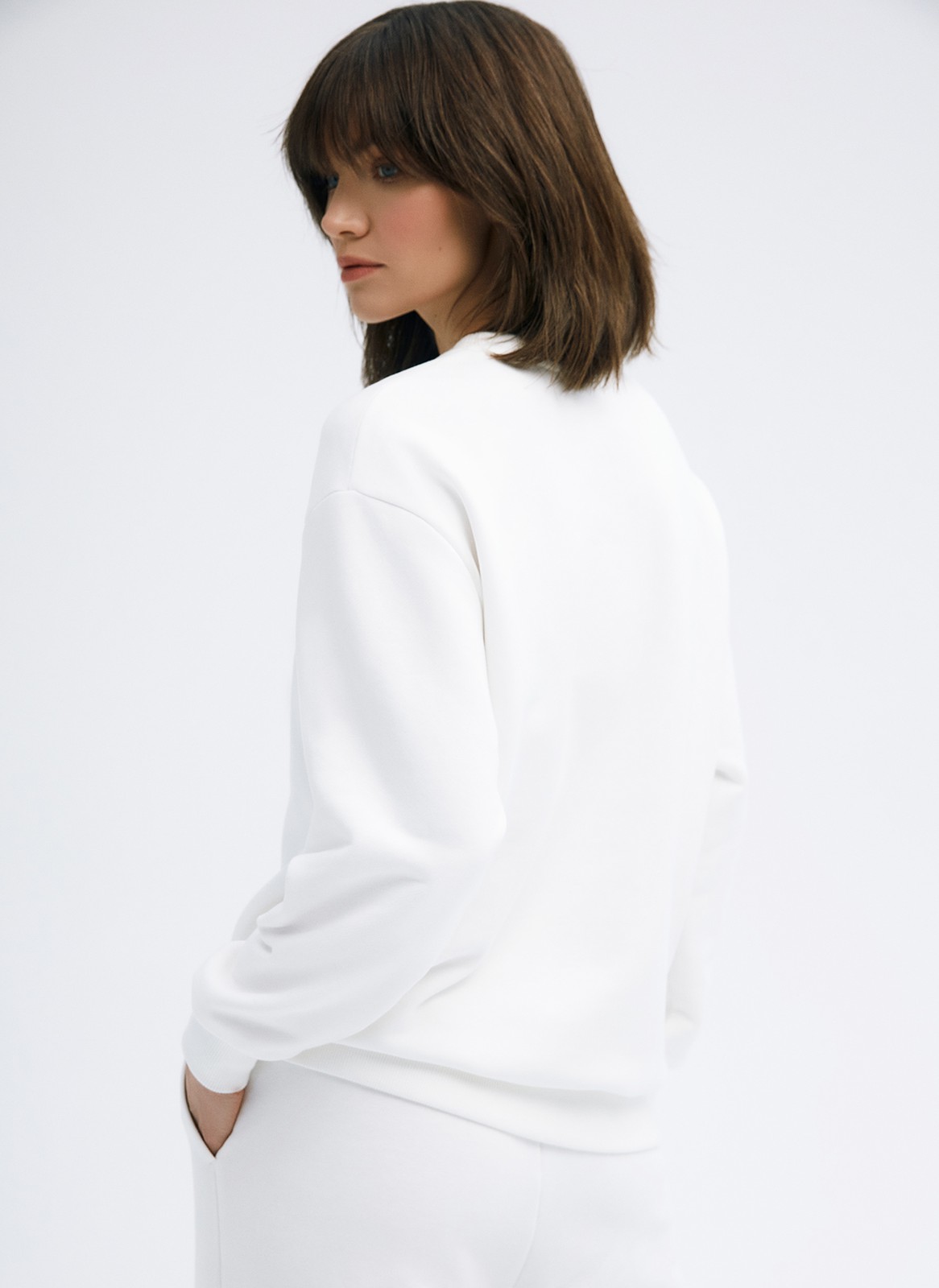 Cвитшот oversize, цвет: молочный Allweneed
Толстовка из плотного хлопкового футера без начеса. Мягкая, приятная на ощупь ткань позволяет вашей коже дышать. Ткань долго сохраняет первоначальный цвет. Спущенная линия плеч и манжеты для фиксации. Прекрасная модель, чтобы надеть рано утром и прогуляться в пекарню за кофе. Носите с брюками из хлопка или любимыми джинсами.
На модели размер XS\S