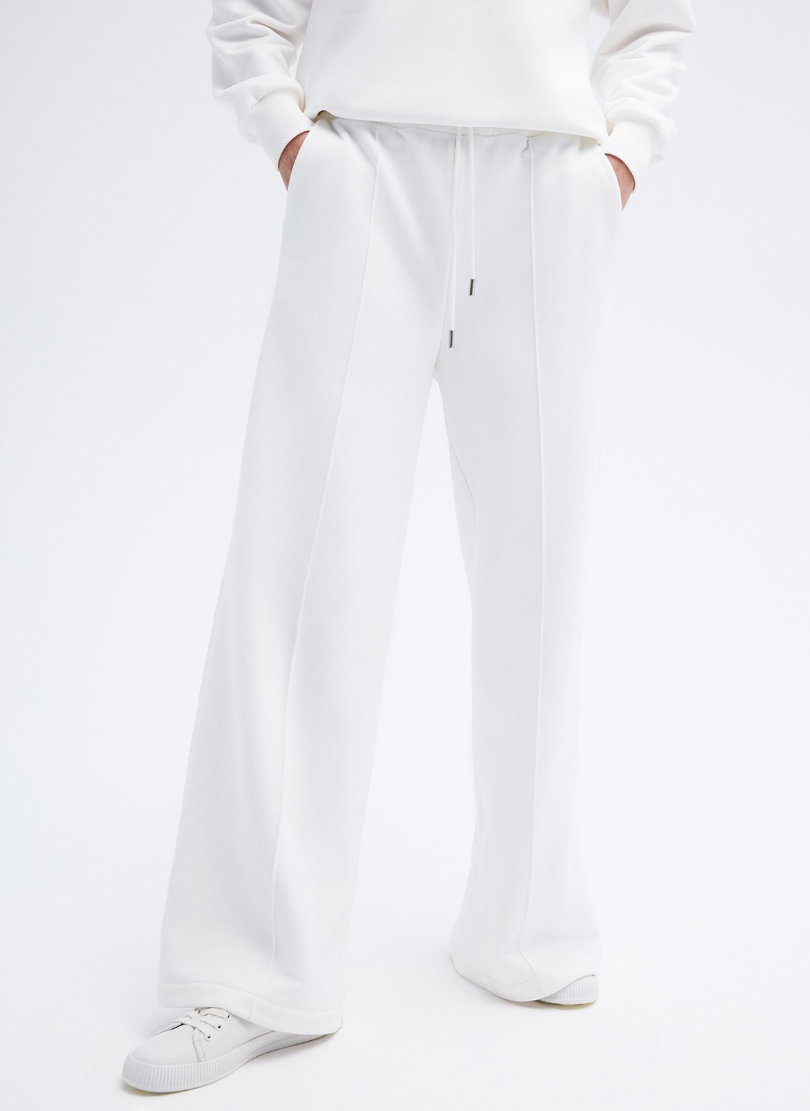 Брюки широкие со стрелками, цвет: молочный Allweneed
Брюки со стрелками из плотного хлопка без начеса. Свободный силуэт и посадка на талии. В поясе есть эластичная резинка и шнурок для регулирования места посадки брюк.Мягкий, приятный к телу футер с гладкой фактурой. Ткань сохраняет свой вид не один сезон. Можно сочетать со свитшотом. Мы надеваем комплект для домашних посиделок с подругами и прогулок.
На модели размер XS