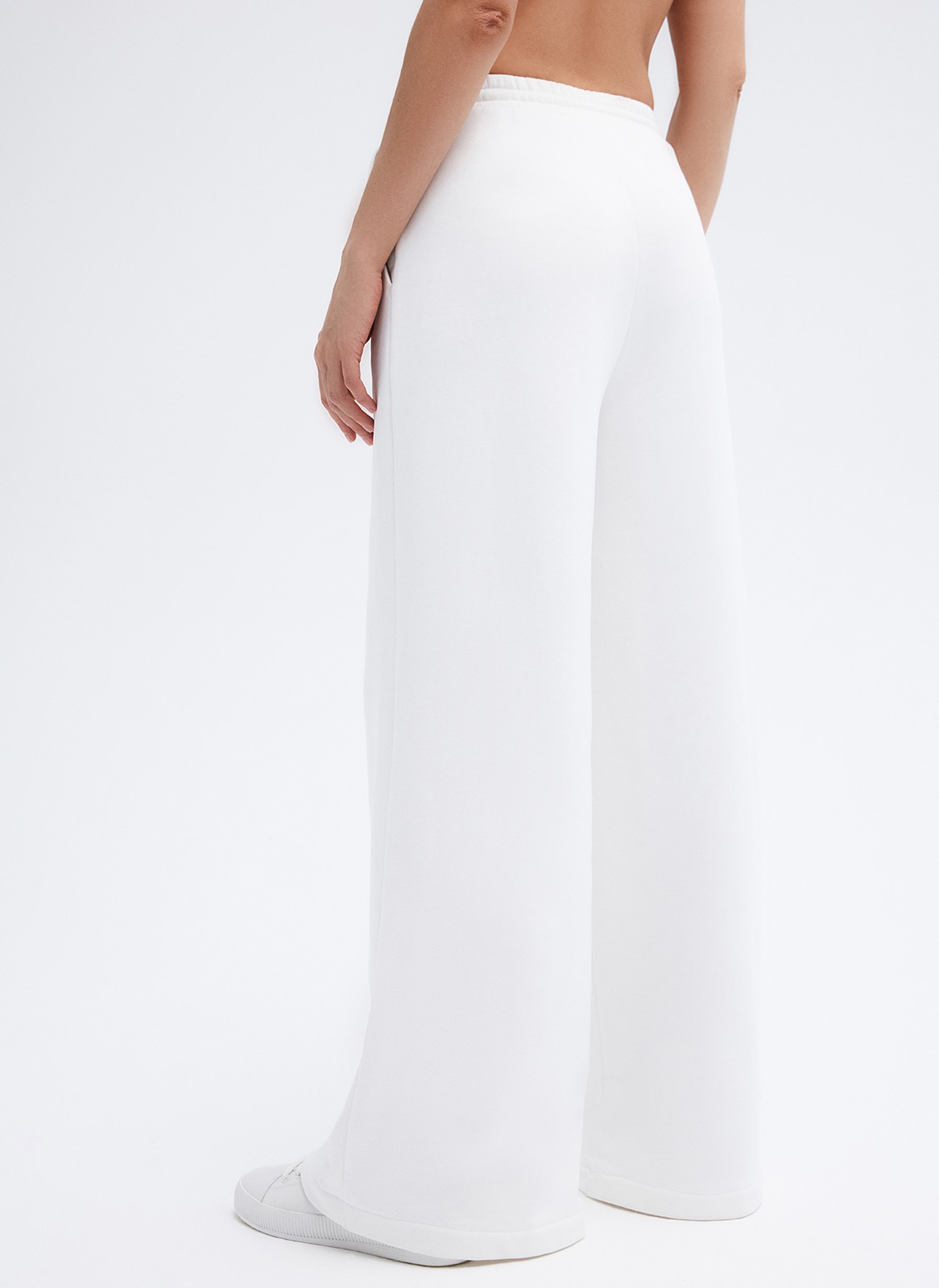 Брюки широкие со стрелками, цвет: молочный Allweneed
Брюки со стрелками из плотного хлопка без начеса. Свободный силуэт и посадка на талии. В поясе есть эластичная резинка и шнурок для регулирования места посадки брюк.Мягкий, приятный к телу футер с гладкой фактурой. Ткань сохраняет свой вид не один сезон. Можно сочетать со свитшотом. Мы надеваем комплект для домашних посиделок с подругами и прогулок.
На модели размер XS