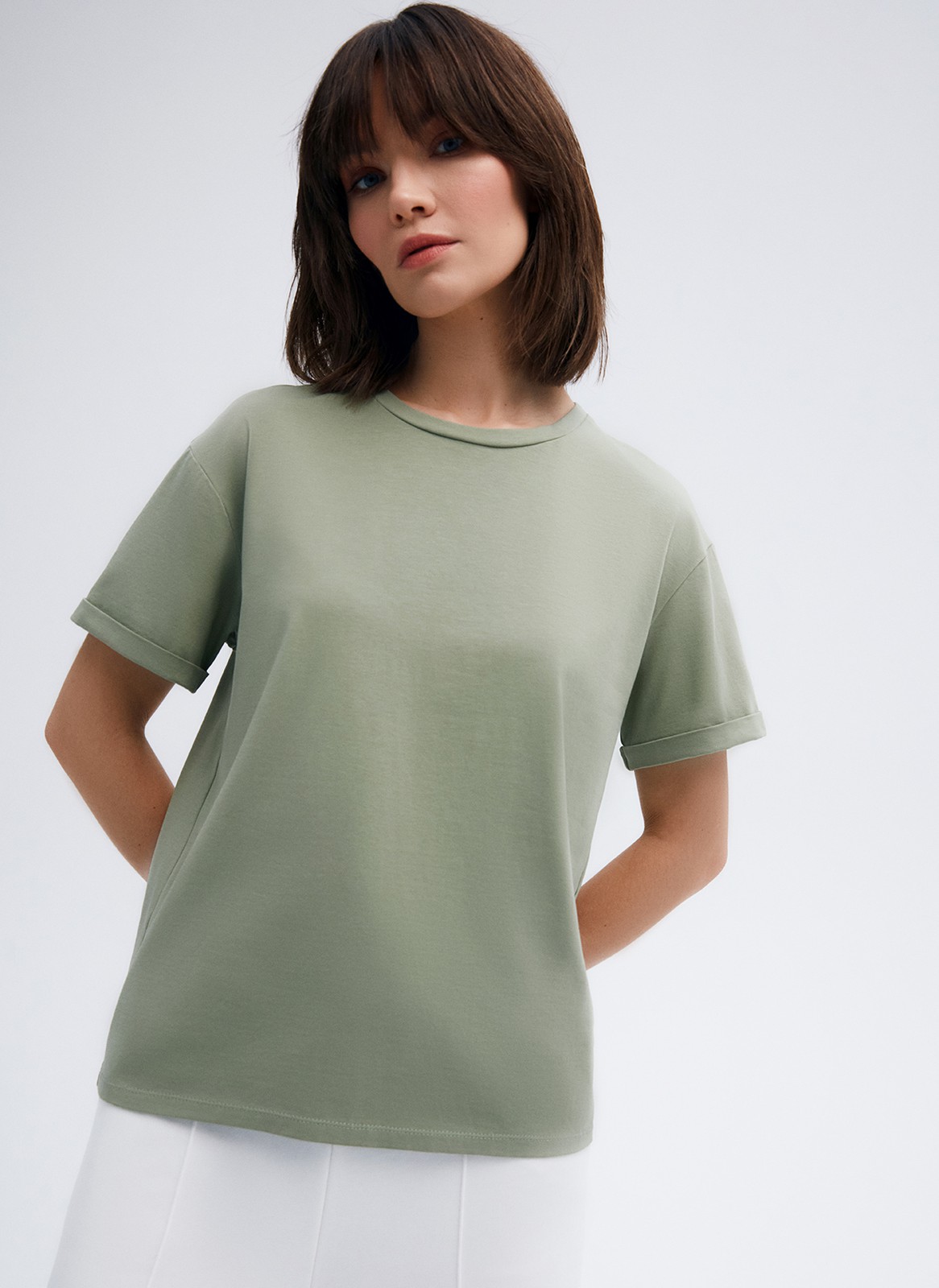 Футболка свободного кроя из слегка тянущегося хлопкового материала. В новой коллекции мы выпустили футболки в новыхбазовых, пастельных и приглушенных цветах.

На модели размер M