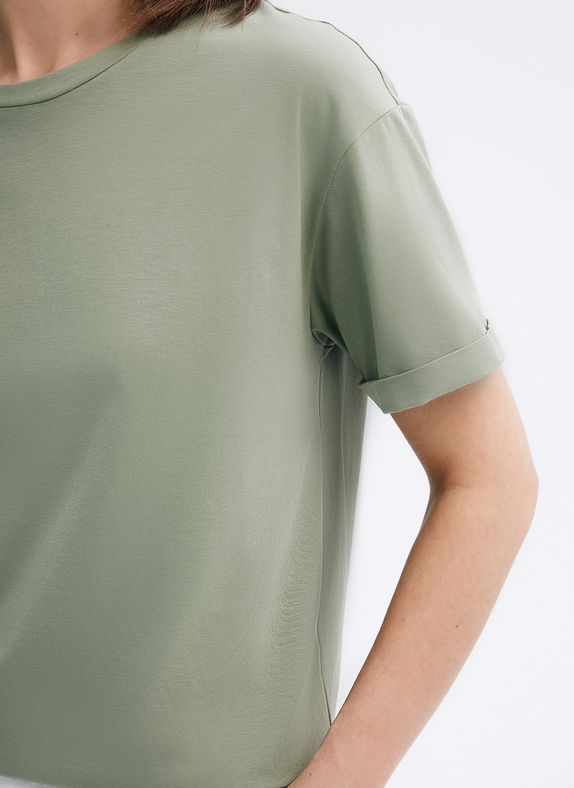 Футболка свободного кроя из слегка тянущегося хлопкового материала. В новой коллекции мы выпустили футболки в новыхбазовых, пастельных и приглушенных цветах.

На модели размер M