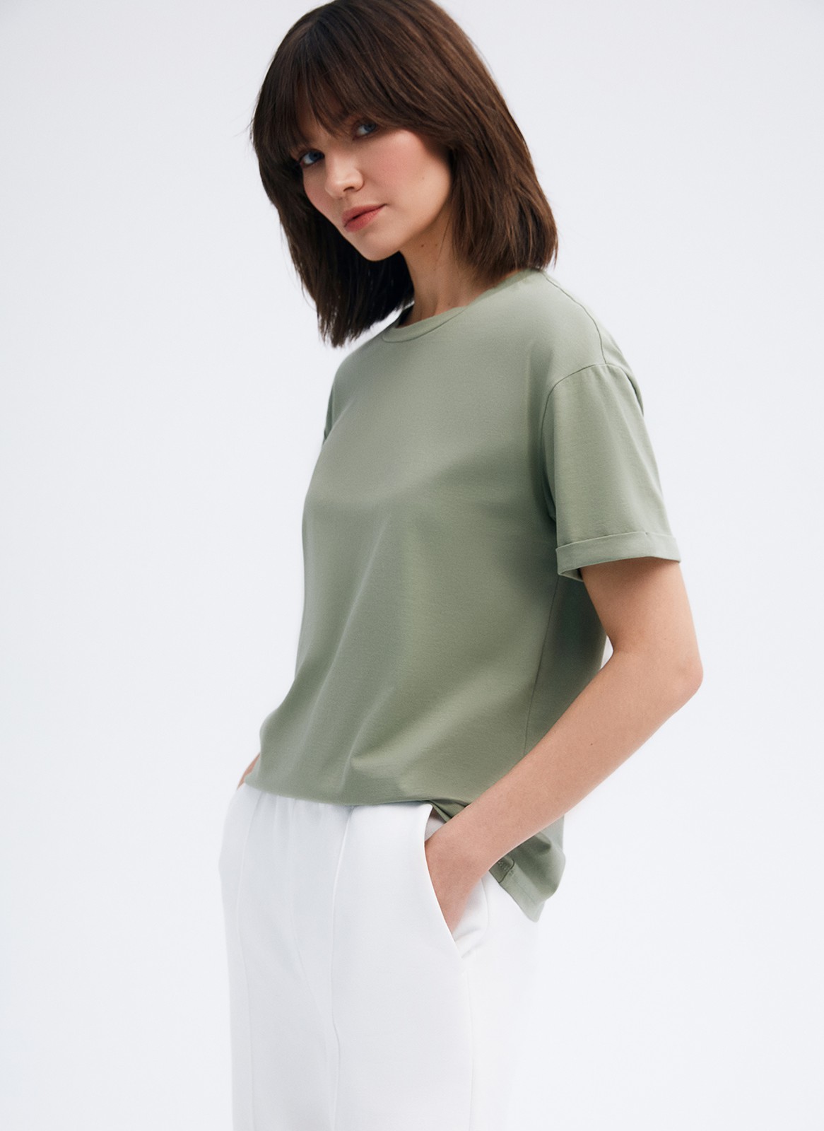 Футболка свободного кроя из слегка тянущегося хлопкового материала. В новой коллекции мы выпустили футболки в новыхбазовых, пастельных и приглушенных цветах.

На модели размер M