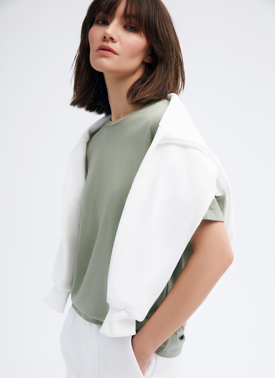 Футболка свободного кроя из слегка тянущегося хлопкового материала. В новой коллекции мы выпустили футболки в новыхбазовых, пастельных и приглушенных цветах.

На модели размер M