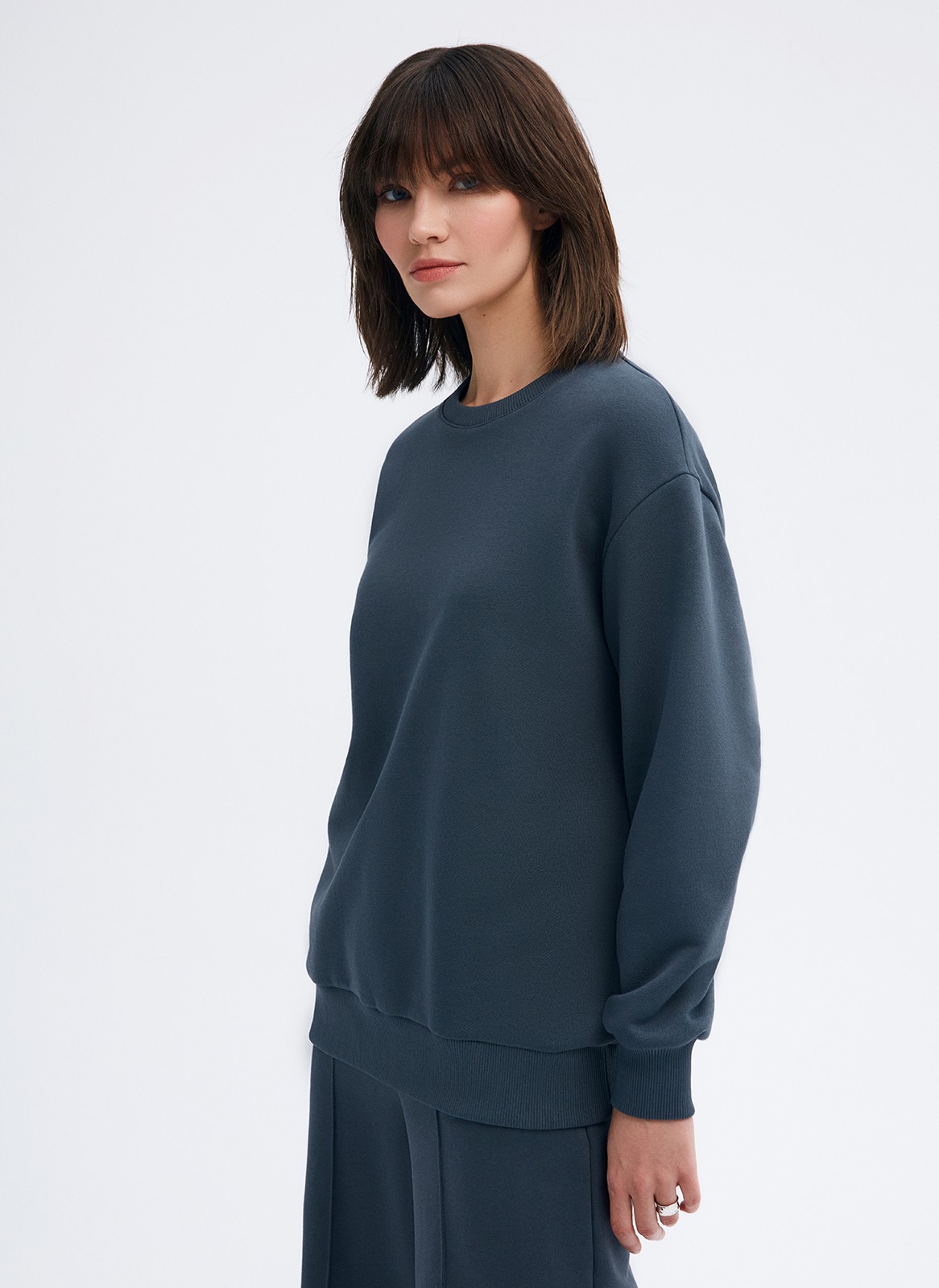 Cвитшот oversize, цвет: Графит Allweneed
Толстовка из плотного хлопкового футера без начеса. Мягкая, приятная на ощупь ткань позволяет вашей коже дышать. Ткань долго сохраняет первоначальный цвет. Спущенная линия плеч и манжеты для фиксации. Прекрасная модель, чтобы надеть рано утром и прогуляться в пекарню за кофе. Носите с брюками из хлопка или любимыми джинсами.
На модели размер XS\S