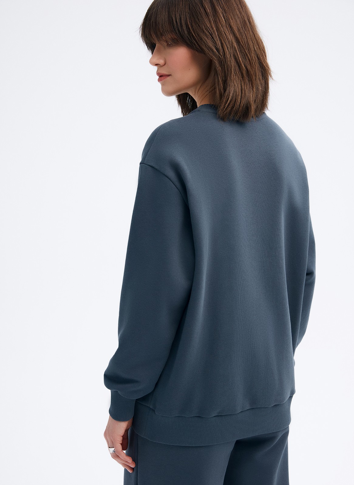 Cвитшот oversize, цвет: Графит Allweneed
Толстовка из плотного хлопкового футера без начеса. Мягкая, приятная на ощупь ткань позволяет вашей коже дышать. Ткань долго сохраняет первоначальный цвет. Спущенная линия плеч и манжеты для фиксации. Прекрасная модель, чтобы надеть рано утром и прогуляться в пекарню за кофе. Носите с брюками из хлопка или любимыми джинсами.
На модели размер XS\S