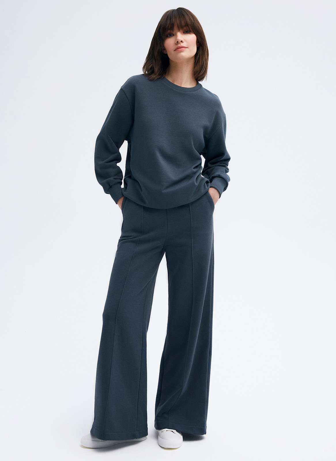 Брюки широкие со стрелками, цвет: Графит Allweneed
Брюки со стрелками из плотного хлопка без начеса. Свободный силуэт и посадка на талии. В поясе есть эластичная резинка и шнурок для регулирования места посадки брюк.Мягкий, приятный к телу футер с гладкой фактурой. Ткань сохраняет свой вид не один сезон. Можно сочетать со свитшотом. Мы надеваем комплект для домашних посиделок с подругами и прогулок.
На модели размер XS