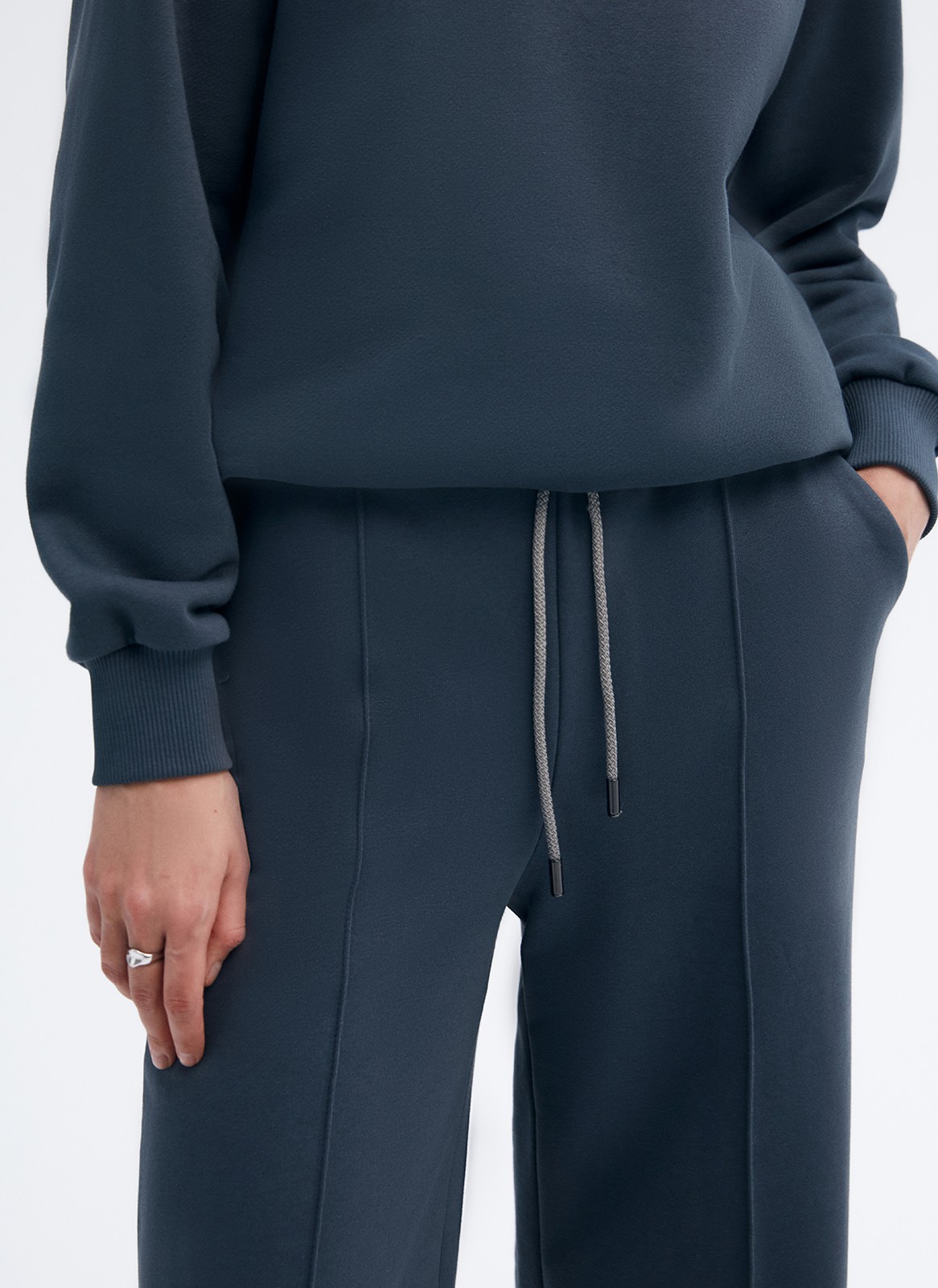 Брюки широкие со стрелками, цвет: Графит Allweneed
Брюки со стрелками из плотного хлопка без начеса. Свободный силуэт и посадка на талии. В поясе есть эластичная резинка и шнурок для регулирования места посадки брюк.Мягкий, приятный к телу футер с гладкой фактурой. Ткань сохраняет свой вид не один сезон. Можно сочетать со свитшотом. Мы надеваем комплект для домашних посиделок с подругами и прогулок.
На модели размер XS