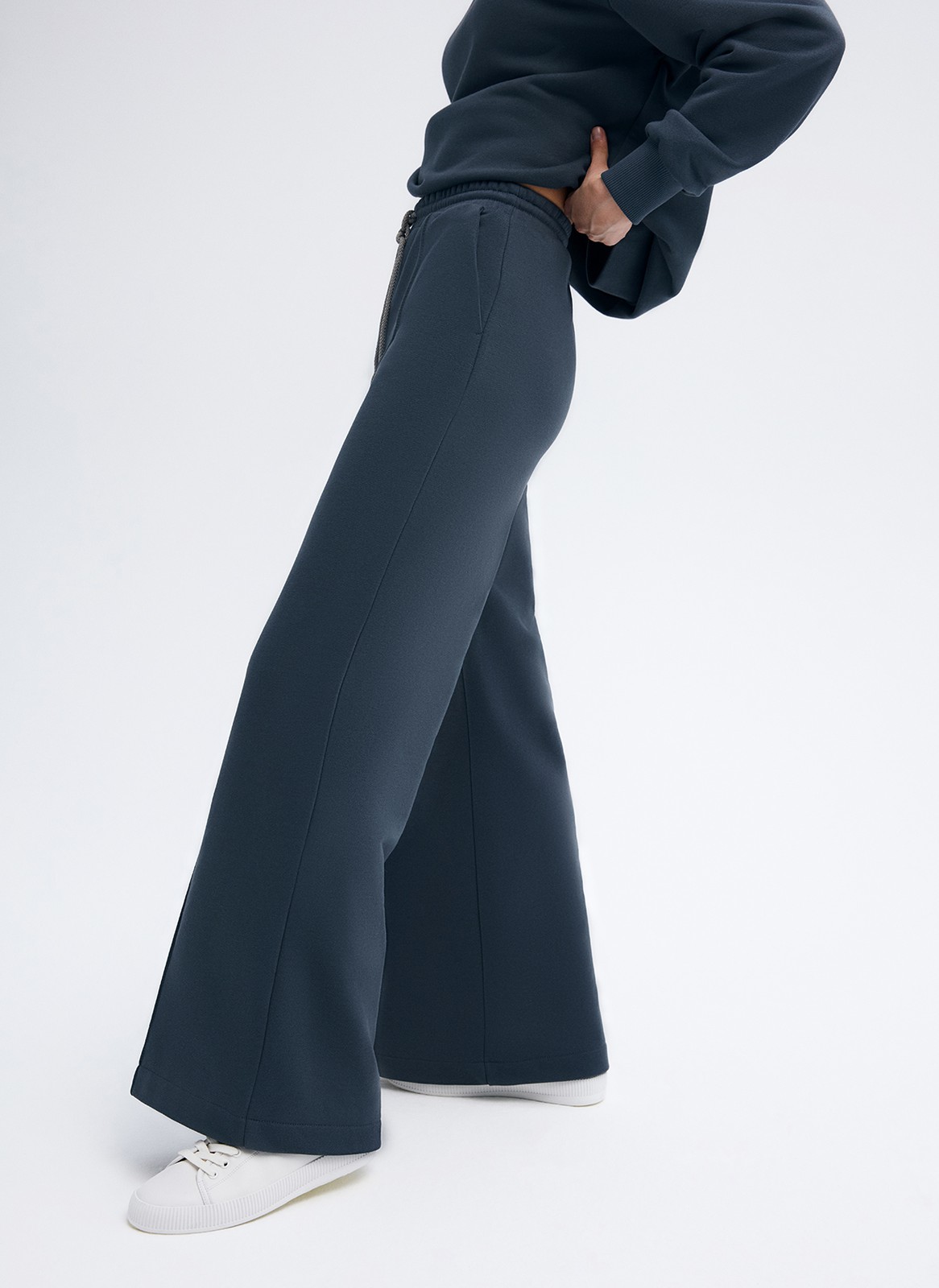 Брюки широкие со стрелками, цвет: Графит Allweneed
Брюки со стрелками из плотного хлопка без начеса. Свободный силуэт и посадка на талии. В поясе есть эластичная резинка и шнурок для регулирования места посадки брюк.Мягкий, приятный к телу футер с гладкой фактурой. Ткань сохраняет свой вид не один сезон. Можно сочетать со свитшотом. Мы надеваем комплект для домашних посиделок с подругами и прогулок.
На модели размер XS