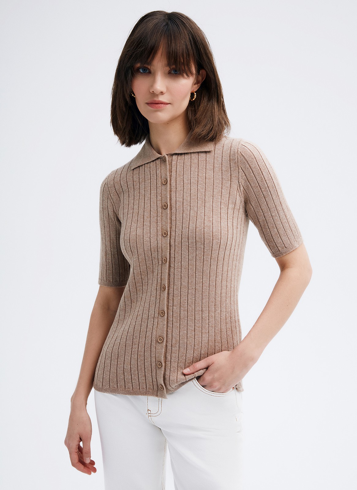 Вязаный кардиган с воротничком, прямой, свободный, цвет: кэмел Allweneed Вязанный кардиган природных оттенков. С воротничком и пуговицами по всей длине, что позволяет играть со стилизацией. Кардиган приятный к телу и не колется.
На модели размер XS