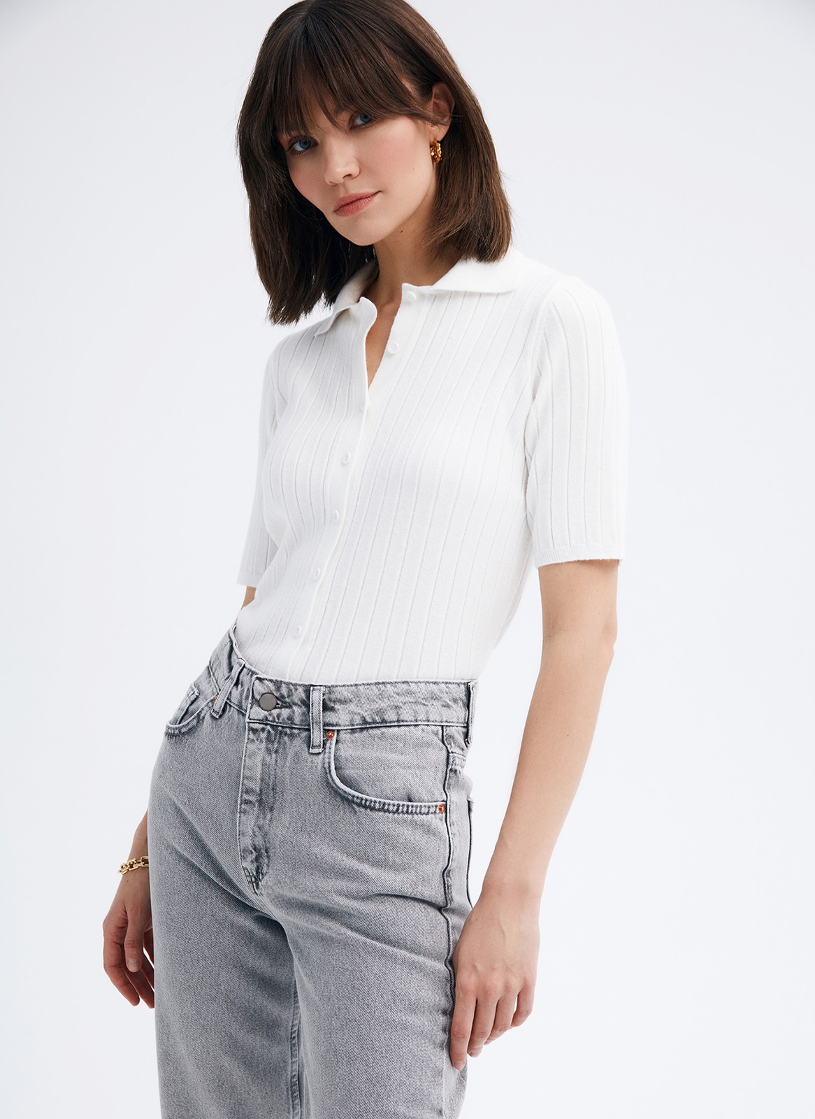 Вязаный кардиган с воротничком, прямой, свободный, цвет: молочный Allweneed Вязанный кардиган природных оттенков. С воротничком и пуговицами по всей длине, что позволяет играть со стилизацией. Кардиган приятный к телу и не колется.
На модели размер XS