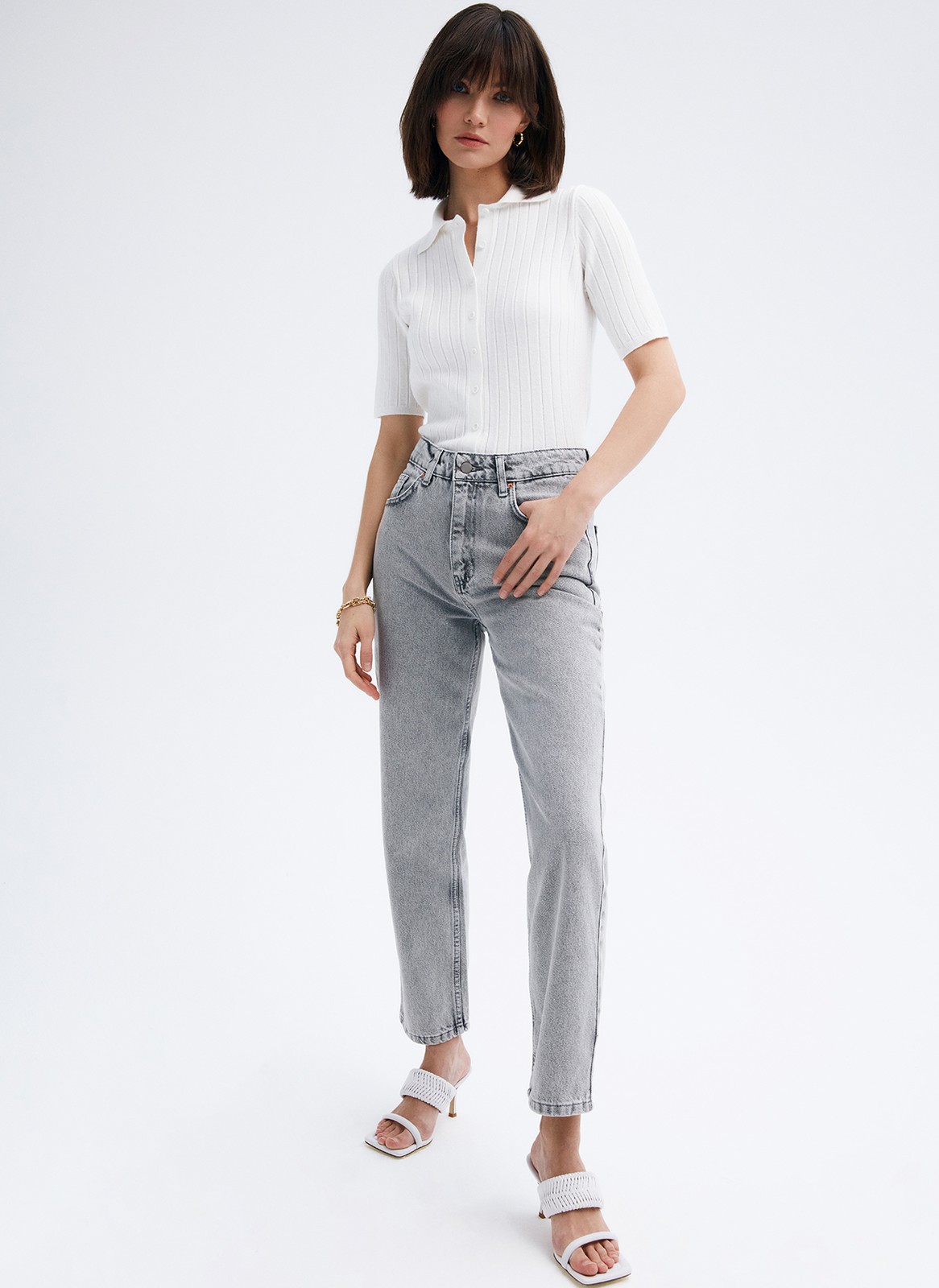 Вязаный кардиган с воротничком, прямой, свободный, цвет: молочный Allweneed Вязанный кардиган природных оттенков. С воротничком и пуговицами по всей длине, что позволяет играть со стилизацией. Кардиган приятный к телу и не колется.
На модели размер XS