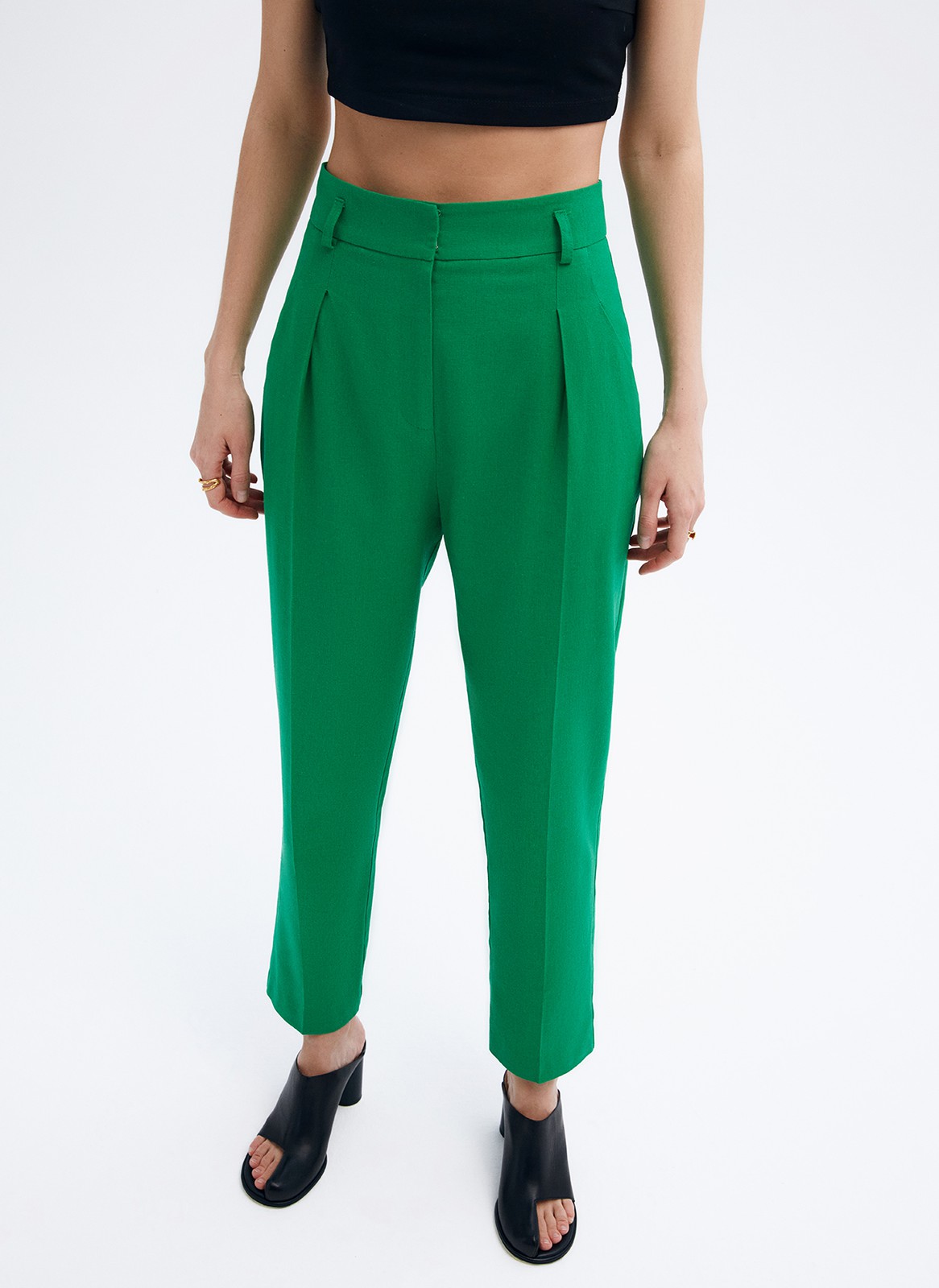 






Брюки-бананы на высокой посадке. Длина 7/8. Два кармана по бокам. Ткань создает ощущение легкости и прохлады даже в теплый день. К брюкам мы советуем подобрать жакет в тон и рубашку из плотной ткани. Пять цветов, наш фаворит яркая фуксия.

На модели размер S