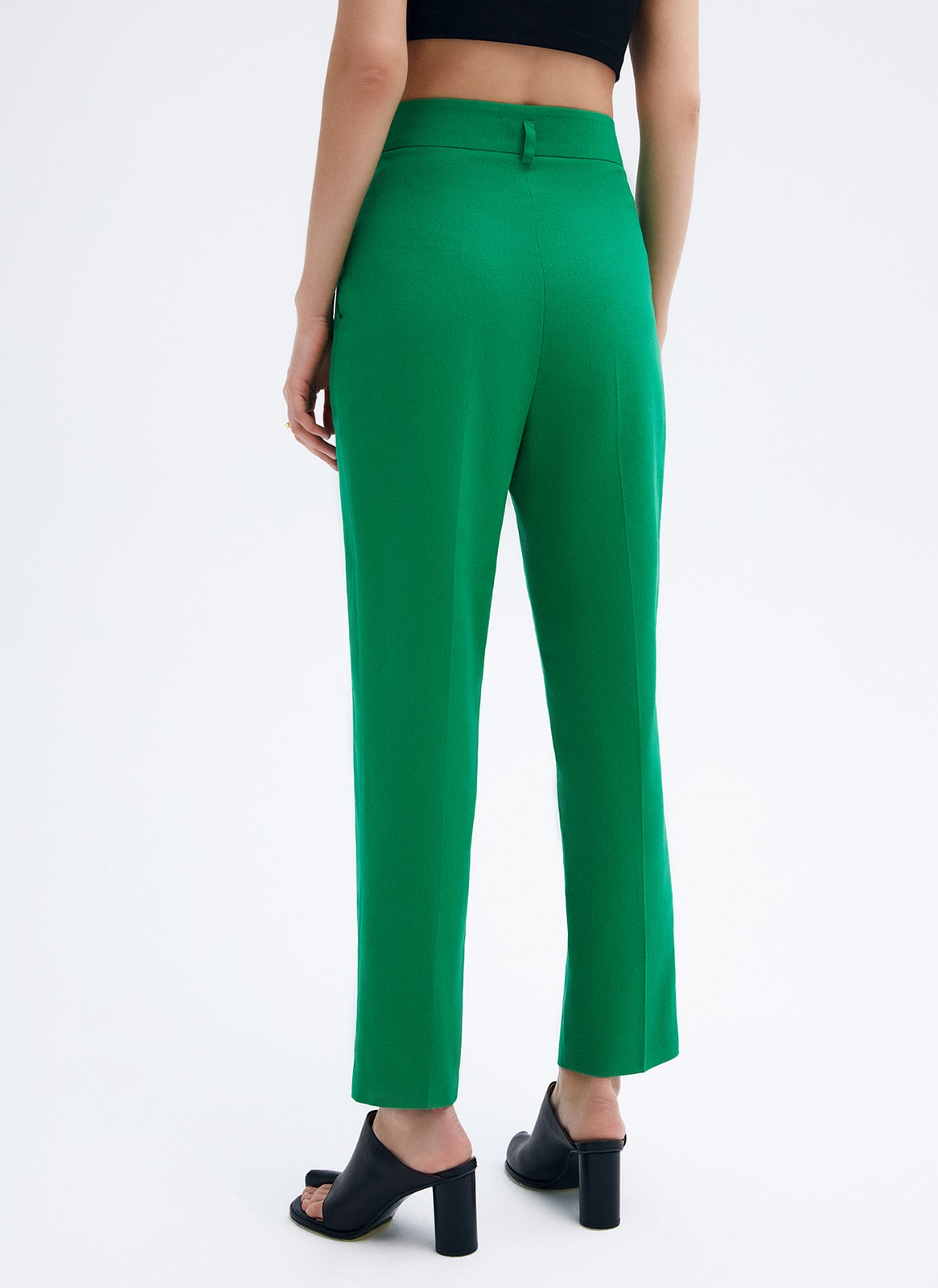 






Брюки-бананы на высокой посадке. Длина 7/8. Два кармана по бокам. Ткань создает ощущение легкости и прохлады даже в теплый день. К брюкам мы советуем подобрать жакет в тон и рубашку из плотной ткани. Пять цветов, наш фаворит яркая фуксия.

На модели размер S