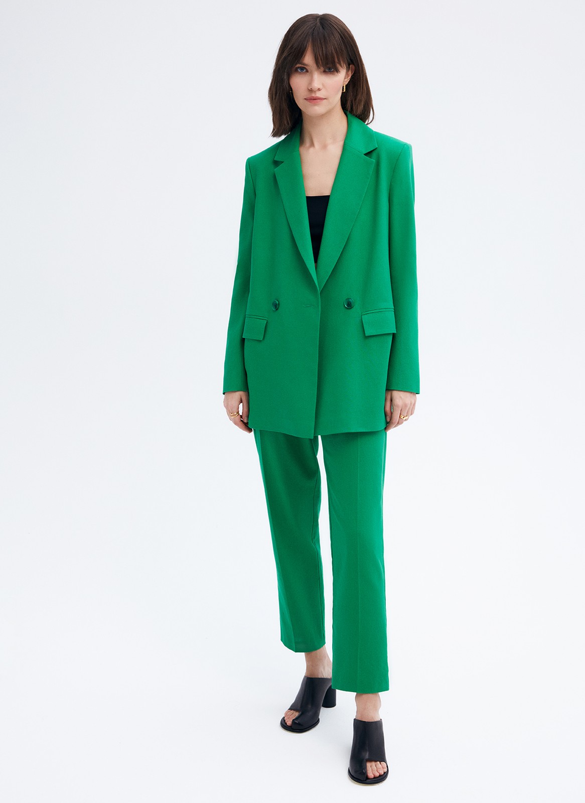 Жакет двубортный Oversize, цвет: зеленый Allweneed Двубортный жакет с пуговицами в тон. Классическая линия плеч. Два кармана с клапанами, чтобы спрятать телефон или ключи.Разрез сзади обеспечивает свободу движений при носке. Ткань очень приятна на ощупь.Носите с брюками или мини-юбкой из коллекции.
На модели размер XS/S