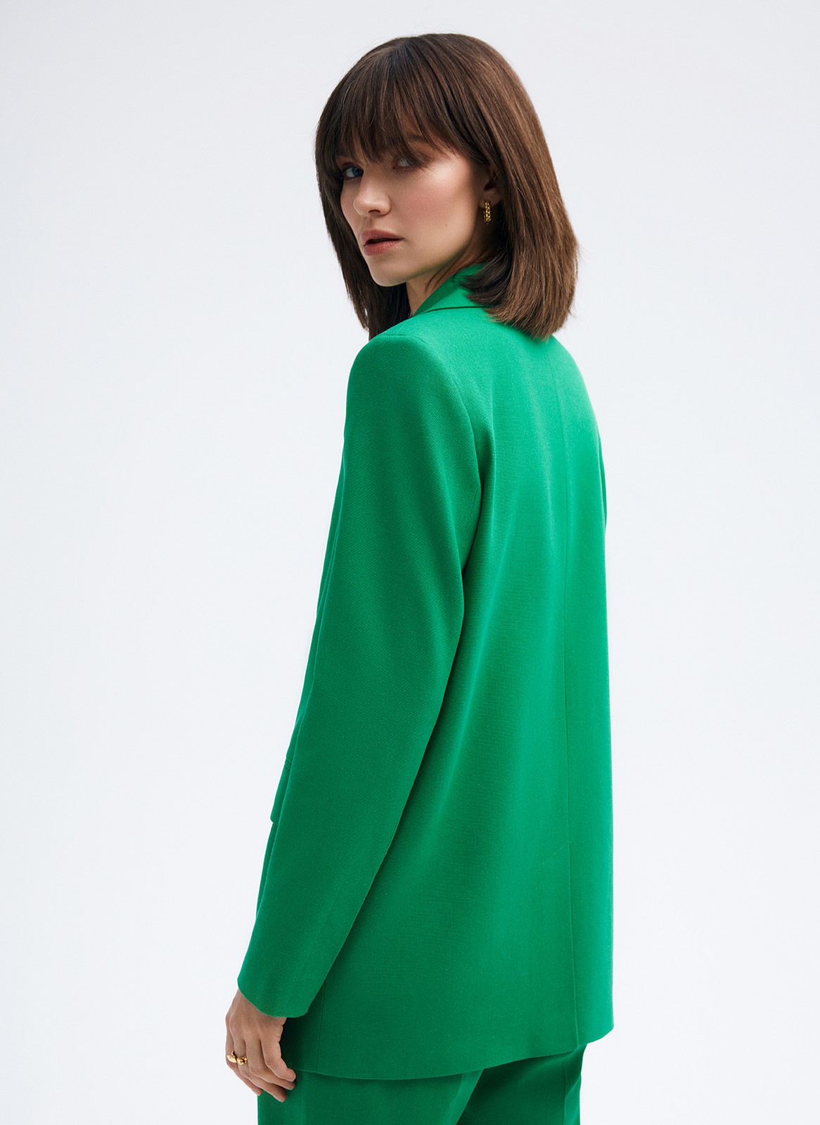 Жакет двубортный Oversize, цвет: зеленый Allweneed Двубортный жакет с пуговицами в тон. Классическая линия плеч. Два кармана с клапанами, чтобы спрятать телефон или ключи.Разрез сзади обеспечивает свободу движений при носке. Ткань очень приятна на ощупь.Носите с брюками или мини-юбкой из коллекции.
На модели размер XS/S