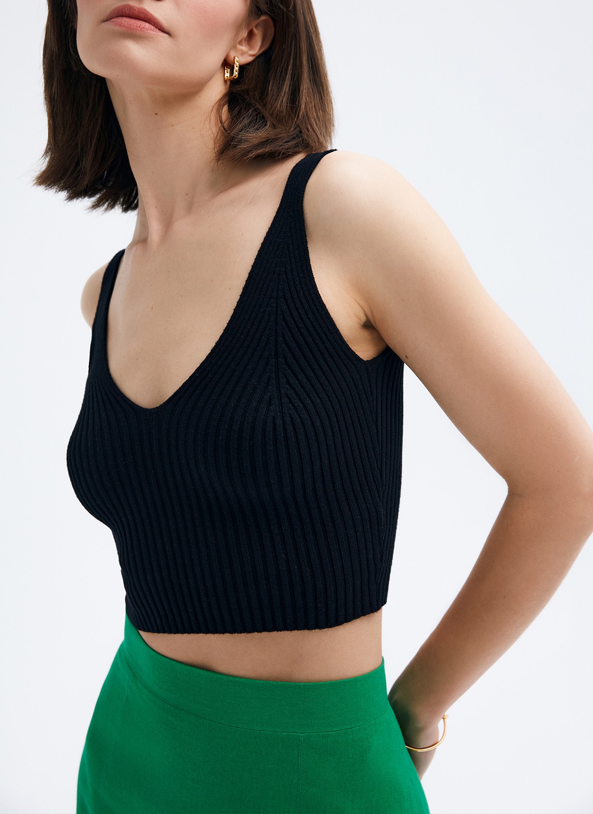 Вязаный топ на тонких бретелях, цвет: Черный Allweneed
Топ из плотного трикотажа в рубчик. Мы изготовили модель из гладких нитей вискозы, поэтому ткань очень приятна на ощупь. Красивая зона декольте. Носите с джинсами и юбками на высокой посадке в любое время года.
На модели размер XS