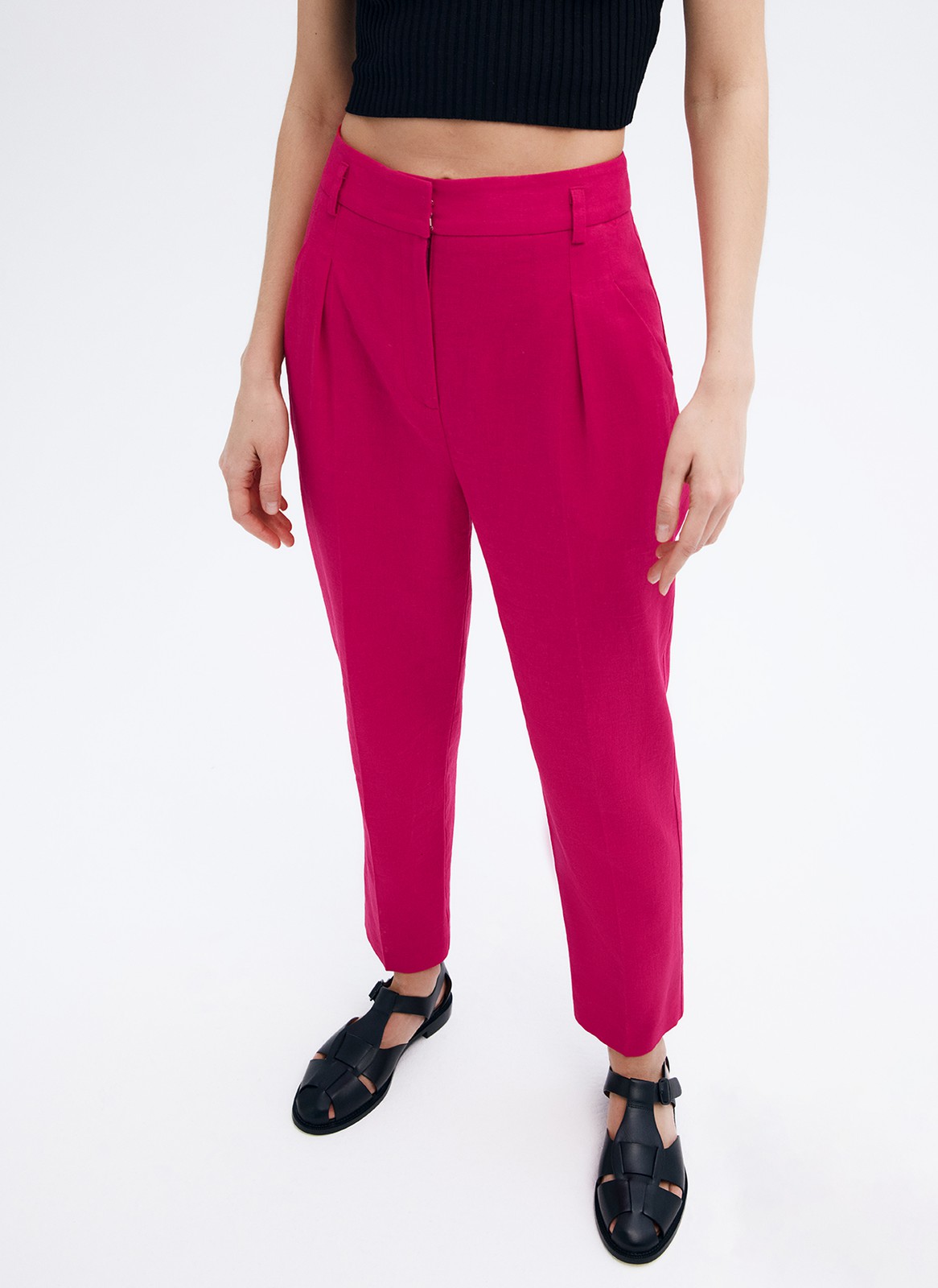 






Брюки-бананы на высокой посадке. Длина 7/8. Два кармана по бокам. Ткань создает ощущение легкости и прохлады даже в теплый день. К брюкам мы советуем подобрать жакет в тон и рубашку из плотной ткани. Пять цветов, наш фаворит яркая фуксия.

На модели размер S