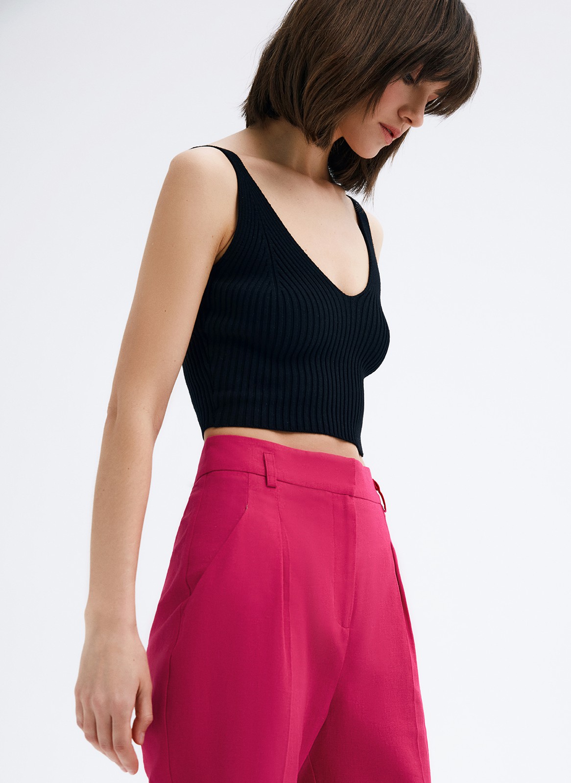 






Брюки-бананы на высокой посадке. Длина 7/8. Два кармана по бокам. Ткань создает ощущение легкости и прохлады даже в теплый день. К брюкам мы советуем подобрать жакет в тон и рубашку из плотной ткани. Пять цветов, наш фаворит яркая фуксия.

На модели размер S