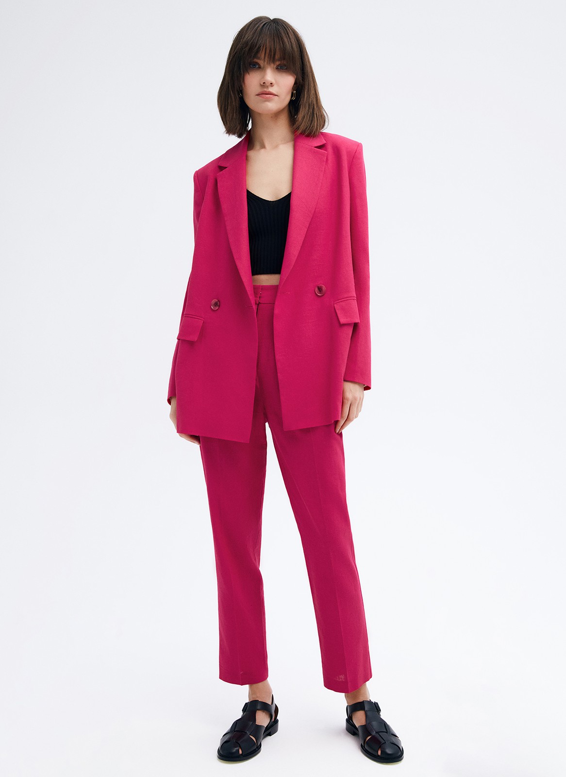 






Брюки-бананы на высокой посадке. Длина 7/8. Два кармана по бокам. Ткань создает ощущение легкости и прохлады даже в теплый день. К брюкам мы советуем подобрать жакет в тон и рубашку из плотной ткани. Пять цветов, наш фаворит яркая фуксия.

На модели размер S