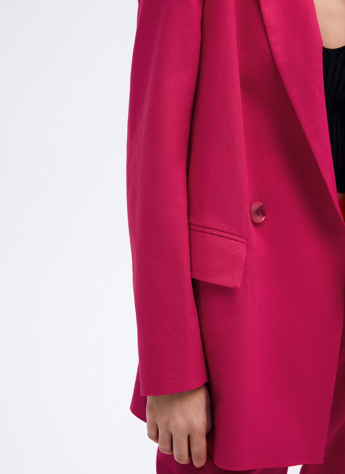 Жакет двубортный Oversize, цвет: фуксия Allweneed Двубортный жакет с пуговицами в тон. Классическая линия плеч. Два кармана с клапанами, чтобы спрятать телефон или ключи.Разрез сзади обеспечивает свободу движений при носке. Ткань очень приятна на ощупь.Носите с брюками или мини-юбкой из коллекции.
На модели размер XS/S