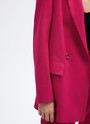 Жакет двубортный Oversize, цвет: фуксия Allweneed Двубортный жакет с пуговицами в тон. Классическая линия плеч. Два кармана с клапанами, чтобы спрятать телефон или ключи.Разрез сзади обеспечивает свободу движений при носке. Ткань очень приятна на ощупь.Носите с брюками или мини-юбкой из коллекции.
На модели размер XS/S