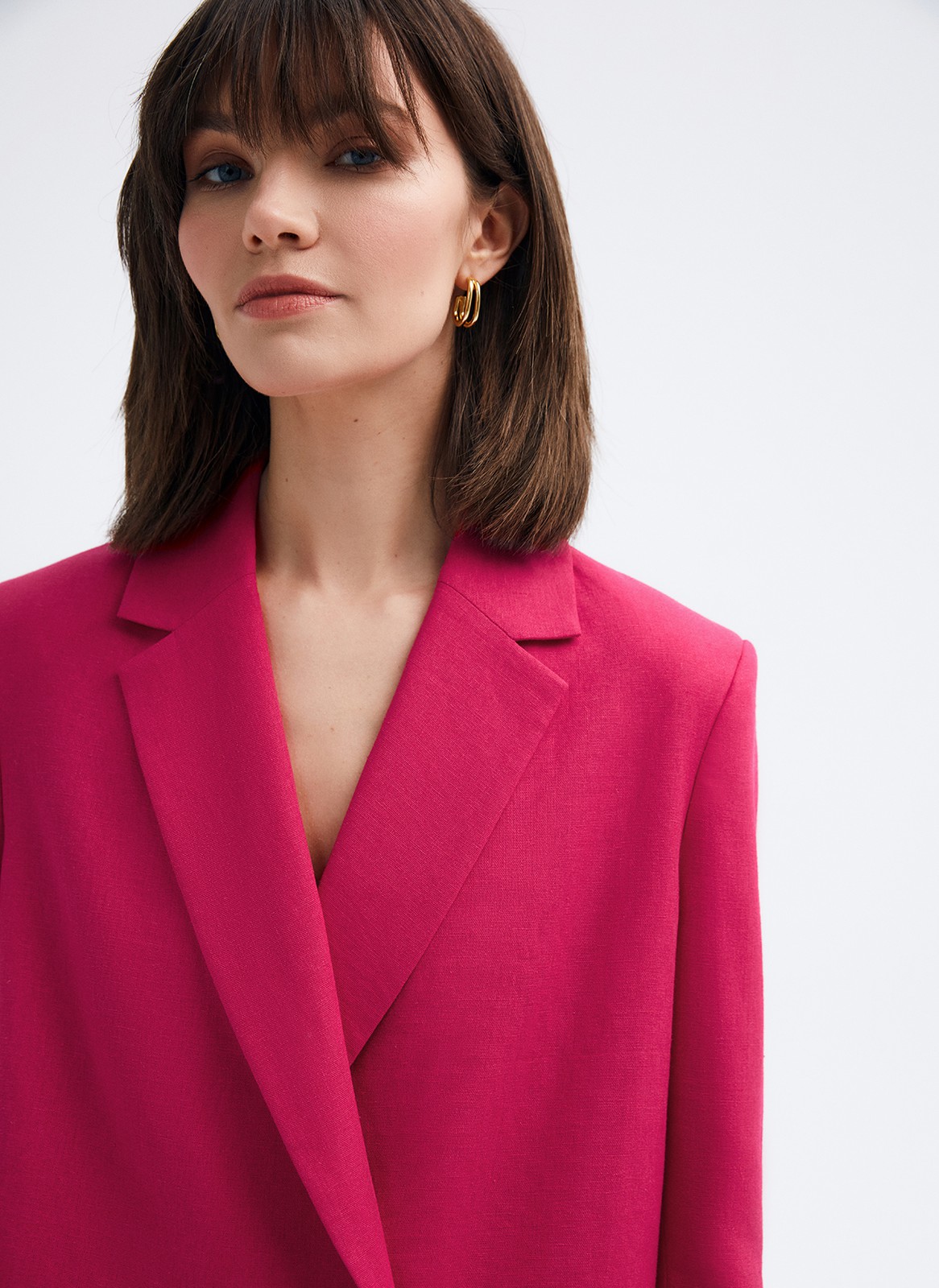Жакет двубортный Oversize, цвет: фуксия Allweneed Двубортный жакет с пуговицами в тон. Классическая линия плеч. Два кармана с клапанами, чтобы спрятать телефон или ключи.Разрез сзади обеспечивает свободу движений при носке. Ткань очень приятна на ощупь.Носите с брюками или мини-юбкой из коллекции.
На модели размер XS/S