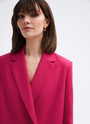 Жакет двубортный Oversize, цвет: фуксия Allweneed Двубортный жакет с пуговицами в тон. Классическая линия плеч. Два кармана с клапанами, чтобы спрятать телефон или ключи.Разрез сзади обеспечивает свободу движений при носке. Ткань очень приятна на ощупь.Носите с брюками или мини-юбкой из коллекции.
На модели размер XS/S