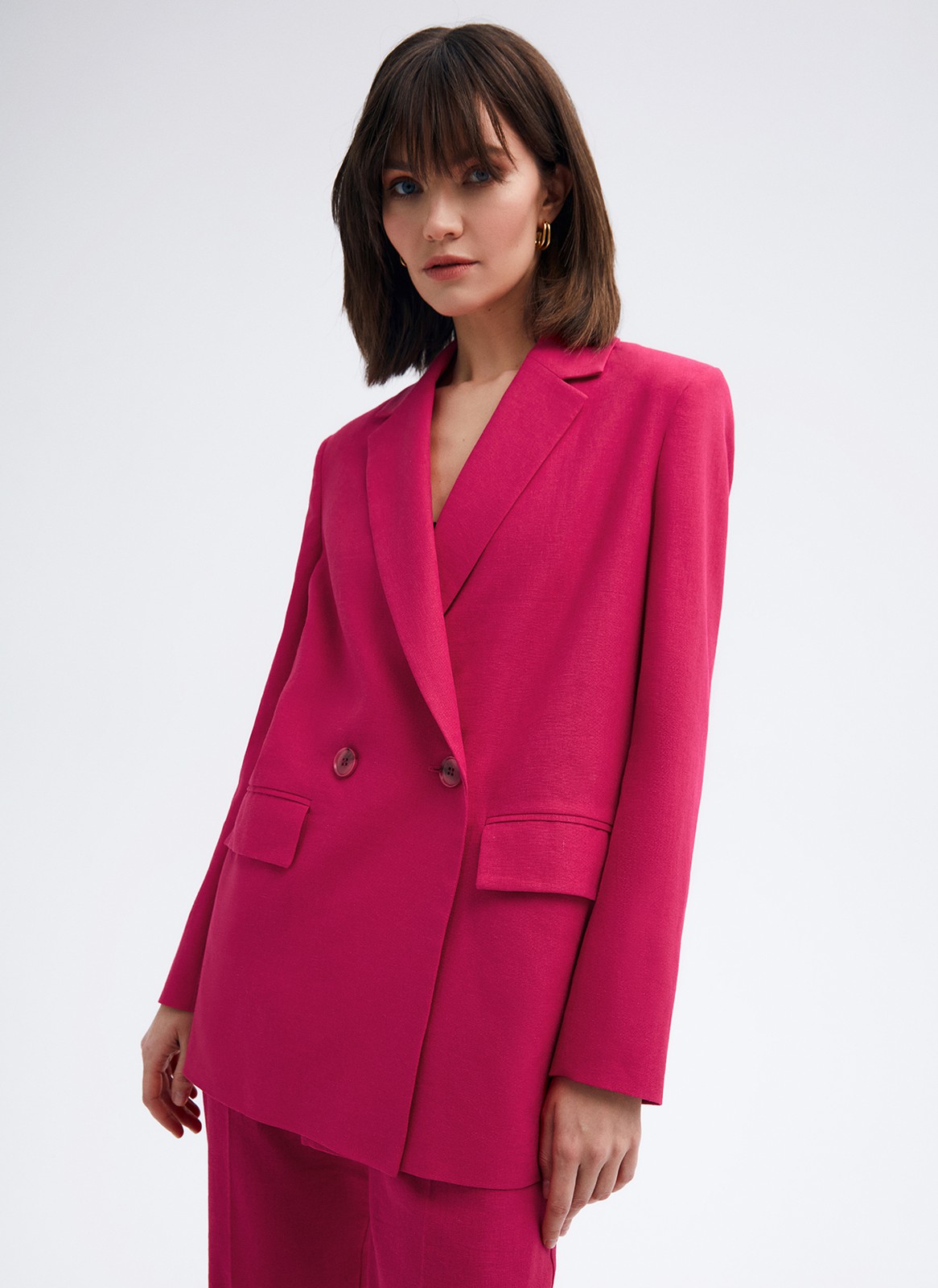 Жакет двубортный Oversize, цвет: фуксия Allweneed Двубортный жакет с пуговицами в тон. Классическая линия плеч. Два кармана с клапанами, чтобы спрятать телефон или ключи.Разрез сзади обеспечивает свободу движений при носке. Ткань очень приятна на ощупь.Носите с брюками или мини-юбкой из коллекции.
На модели размер XS/S