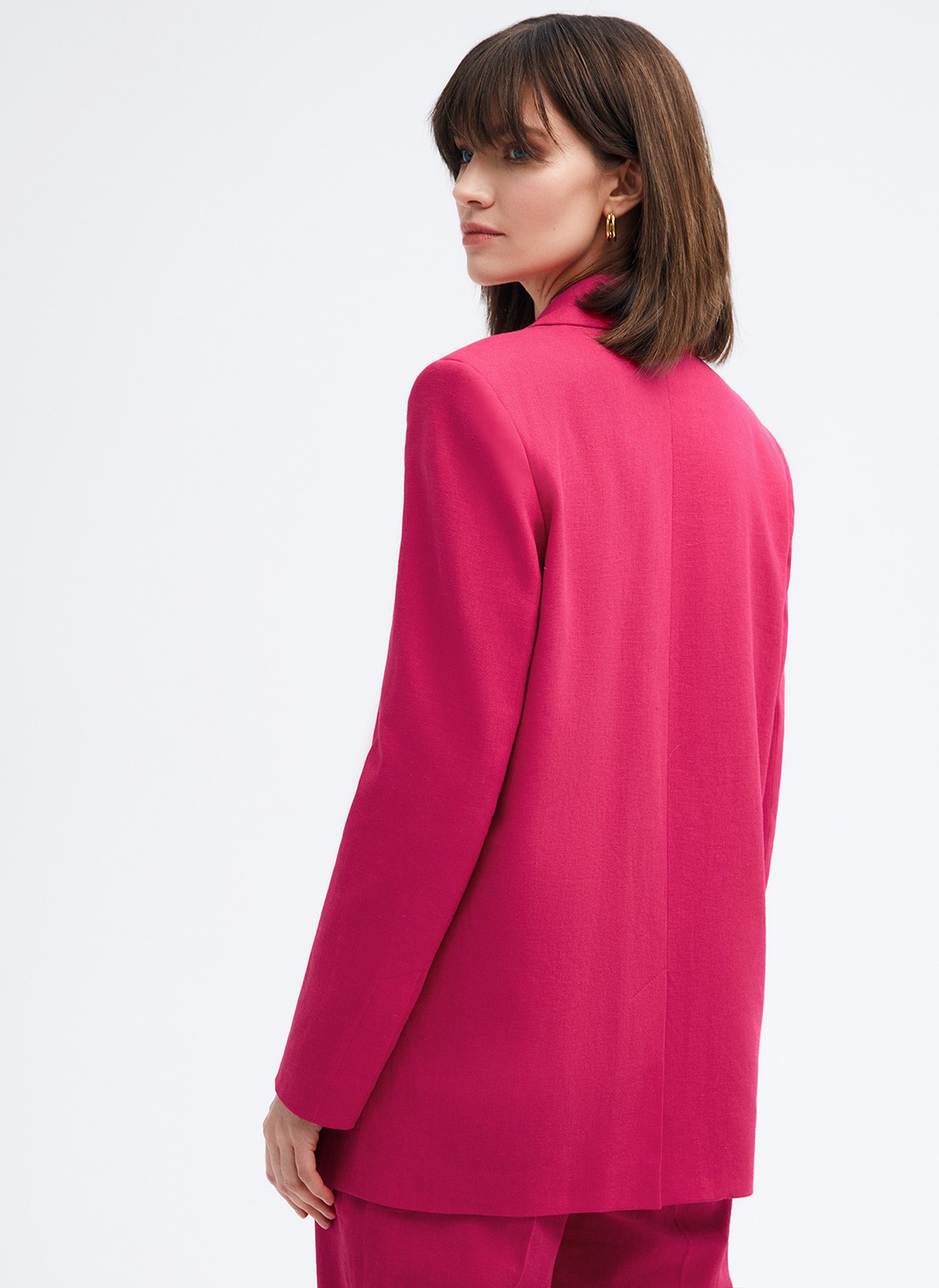 Жакет двубортный Oversize, цвет: фуксия Allweneed Двубортный жакет с пуговицами в тон. Классическая линия плеч. Два кармана с клапанами, чтобы спрятать телефон или ключи.Разрез сзади обеспечивает свободу движений при носке. Ткань очень приятна на ощупь.Носите с брюками или мини-юбкой из коллекции.
На модели размер XS/S