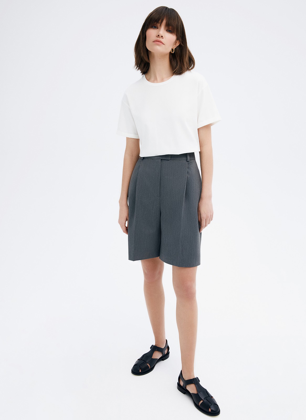 Шорты-бермуды, цвет: серый Allweneed
Шорты-бермуды удлиненные. Шорты брючного кроя со стрелками и складкой на полочке. Посадка на талии и шлевки на поясе для ремня. Мы изготовили шорты из тонкой костюмной ткани и изо льна, поэтому их можно носить каждый день и теплой весной, и жарким летом. Подберите к шортам жакет из коллекции в тон. Четыре оттенка на ваш выбор.
На модели размер S