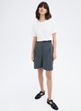 Шорты-бермуды, цвет: серый Allweneed
Шорты-бермуды удлиненные. Шорты брючного кроя со стрелками и складкой на полочке. Посадка на талии и шлевки на поясе для ремня. Мы изготовили шорты из тонкой костюмной ткани и изо льна, поэтому их можно носить каждый день и теплой весной, и жарким летом. Подберите к шортам жакет из коллекции в тон. Четыре оттенка на ваш выбор.
На модели размер S