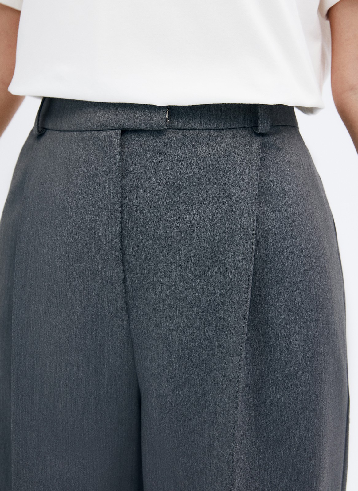 Шорты-бермуды, цвет: серый Allweneed
Шорты-бермуды удлиненные. Шорты брючного кроя со стрелками и складкой на полочке. Посадка на талии и шлевки на поясе для ремня. Мы изготовили шорты из тонкой костюмной ткани и изо льна, поэтому их можно носить каждый день и теплой весной, и жарким летом. Подберите к шортам жакет из коллекции в тон. Четыре оттенка на ваш выбор.
На модели размер S