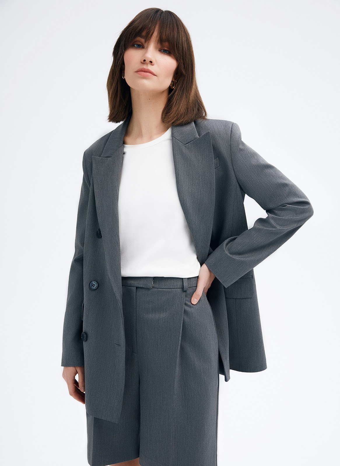 Шорты-бермуды, цвет: серый Allweneed
Шорты-бермуды удлиненные. Шорты брючного кроя со стрелками и складкой на полочке. Посадка на талии и шлевки на поясе для ремня. Мы изготовили шорты из тонкой костюмной ткани и изо льна, поэтому их можно носить каждый день и теплой весной, и жарким летом. Подберите к шортам жакет из коллекции в тон. Четыре оттенка на ваш выбор.
На модели размер S