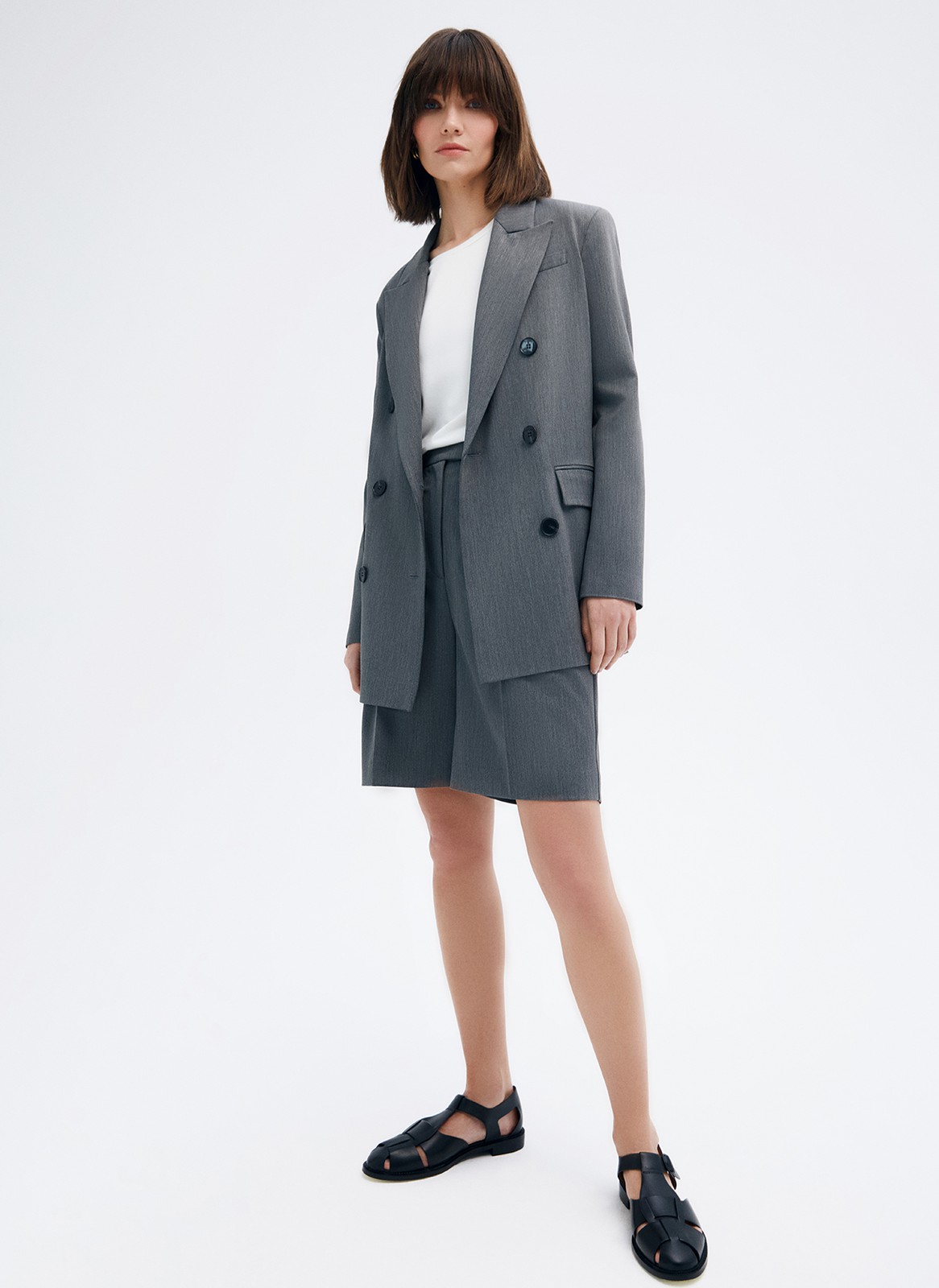 Шорты-бермуды, цвет: серый Allweneed
Шорты-бермуды удлиненные. Шорты брючного кроя со стрелками и складкой на полочке. Посадка на талии и шлевки на поясе для ремня. Мы изготовили шорты из тонкой костюмной ткани и изо льна, поэтому их можно носить каждый день и теплой весной, и жарким летом. Подберите к шортам жакет из коллекции в тон. Четыре оттенка на ваш выбор.
На модели размер S