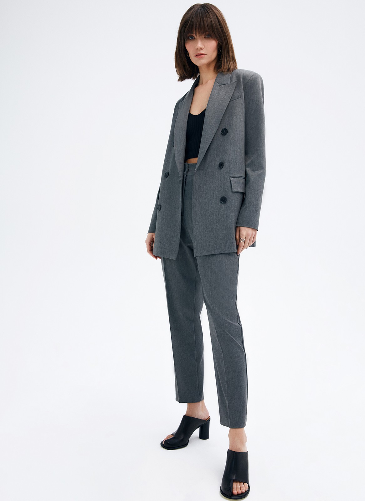 Двубортный прямой удлинённый жакет, цвет: серый Allweneed
Жакет двубортный oversize. Четыре рабочих пуговицы и две декоративных. Лацканы, воротник и классическая линия плеч. Два рабочих кармана с клапанами, один декоративный с листочкой. Посадка свободная, поэтому модель будет смотреться хорошо на любой фигуре. Мы рекомендуем обратить внимание на шорты-бермуды из новой коллекции и носить комплектом с жакетом.
На модели размер XS/S