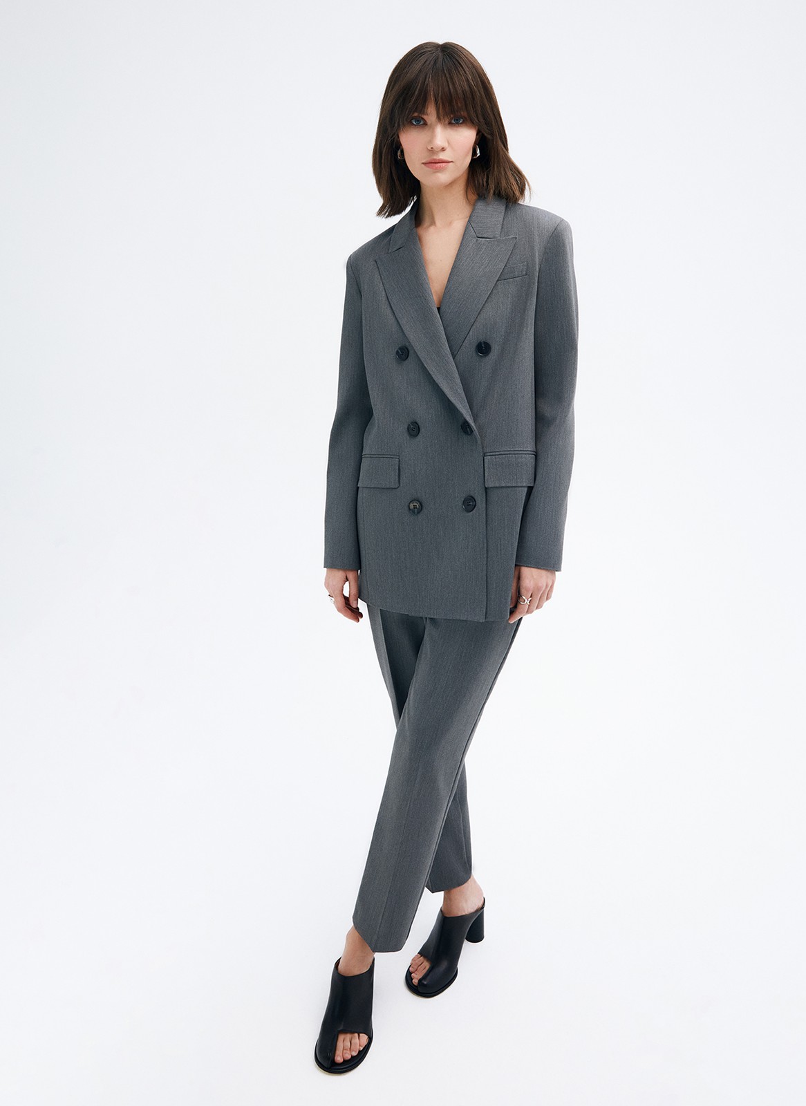 Двубортный прямой удлинённый жакет, цвет: серый Allweneed
Жакет двубортный oversize. Четыре рабочих пуговицы и две декоративных. Лацканы, воротник и классическая линия плеч. Два рабочих кармана с клапанами, один декоративный с листочкой. Посадка свободная, поэтому модель будет смотреться хорошо на любой фигуре. Мы рекомендуем обратить внимание на шорты-бермуды из новой коллекции и носить комплектом с жакетом.
На модели размер XS/S