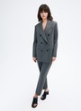 Двубортный прямой удлинённый жакет, цвет: серый Allweneed
Жакет двубортный oversize. Четыре рабочих пуговицы и две декоративных. Лацканы, воротник и классическая линия плеч. Два рабочих кармана с клапанами, один декоративный с листочкой. Посадка свободная, поэтому модель будет смотреться хорошо на любой фигуре. Мы рекомендуем обратить внимание на шорты-бермуды из новой коллекции и носить комплектом с жакетом.
На модели размер XS/S
