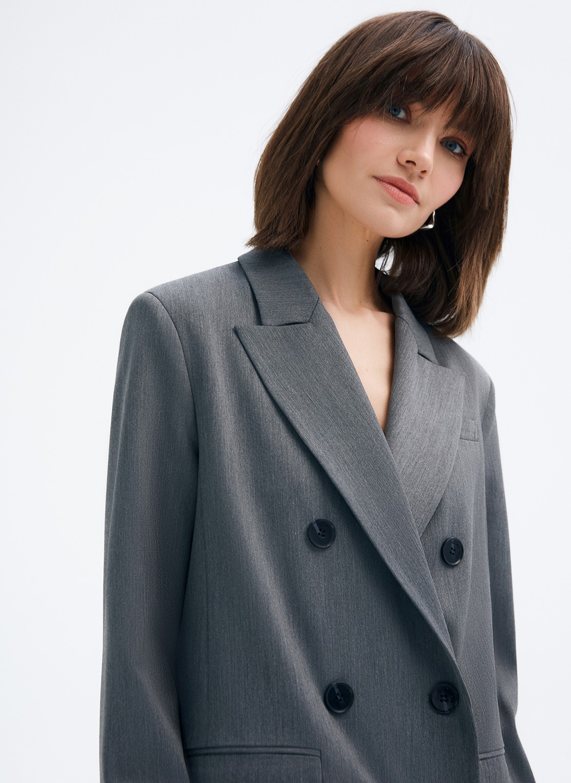 Двубортный прямой удлинённый жакет, цвет: серый Allweneed
Жакет двубортный oversize. Четыре рабочих пуговицы и две декоративных. Лацканы, воротник и классическая линия плеч. Два рабочих кармана с клапанами, один декоративный с листочкой. Посадка свободная, поэтому модель будет смотреться хорошо на любой фигуре. Мы рекомендуем обратить внимание на шорты-бермуды из новой коллекции и носить комплектом с жакетом.
На модели размер XS/S