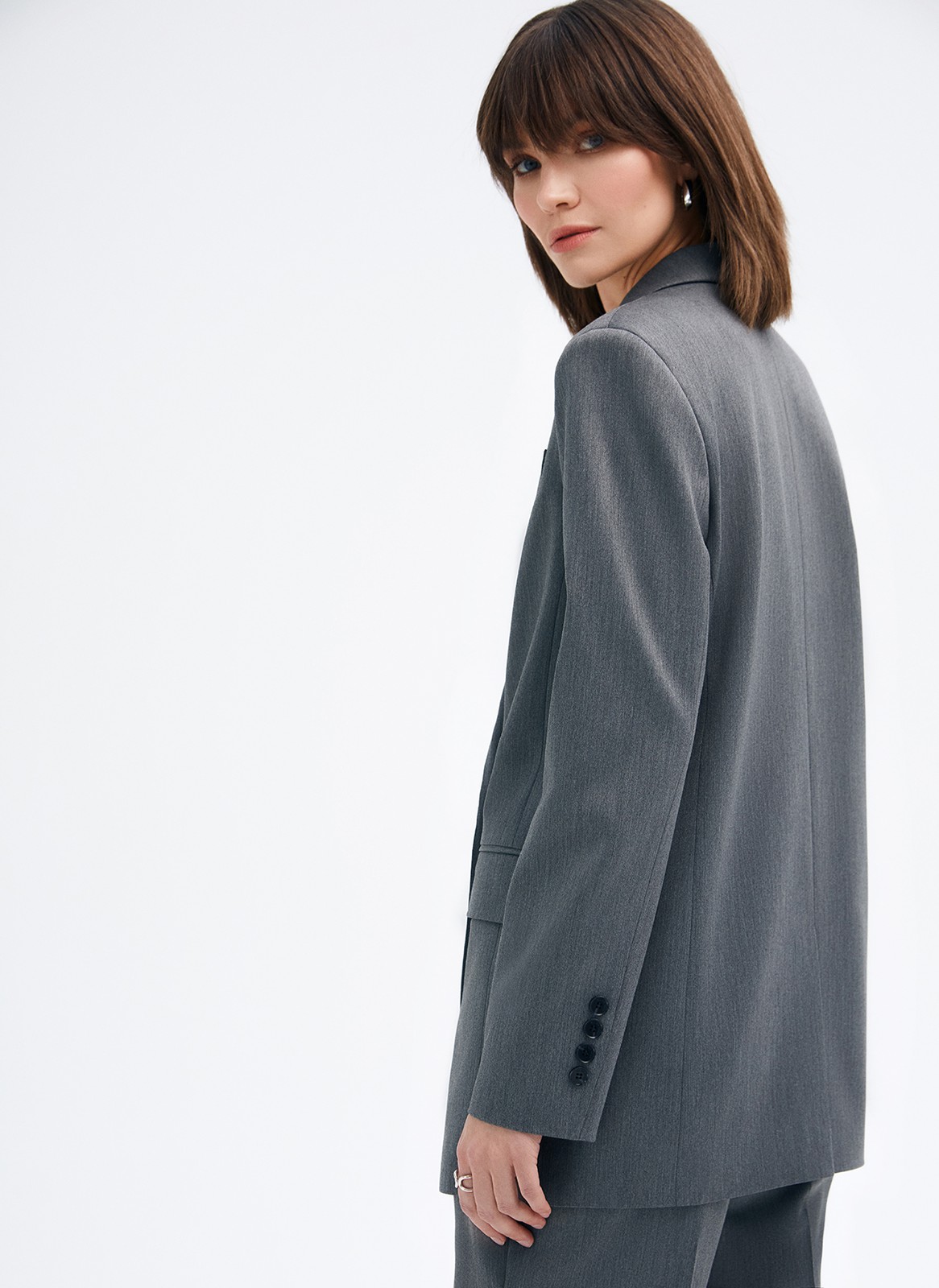 Двубортный прямой удлинённый жакет, цвет: серый Allweneed
Жакет двубортный oversize. Четыре рабочих пуговицы и две декоративных. Лацканы, воротник и классическая линия плеч. Два рабочих кармана с клапанами, один декоративный с листочкой. Посадка свободная, поэтому модель будет смотреться хорошо на любой фигуре. Мы рекомендуем обратить внимание на шорты-бермуды из новой коллекции и носить комплектом с жакетом.
На модели размер XS/S