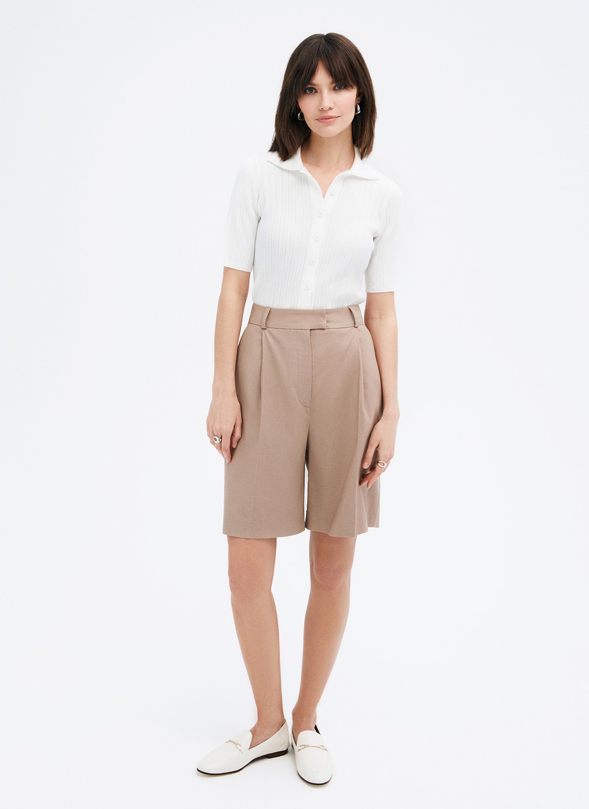Шорты-бермуды, цвет: кофейный Allweneed
Шорты-бермуды удлиненные. Шорты брючного кроя со стрелками и складкой на полочке. Посадка на талии и шлевки на поясе для ремня. Мы изготовили шорты из тонкой костюмной ткани и изо льна, поэтому их можно носить каждый день и теплой весной, и жарким летом. Подберите к шортам жакет из коллекции в тон. Четыре оттенка на ваш выбор.
На модели размер S