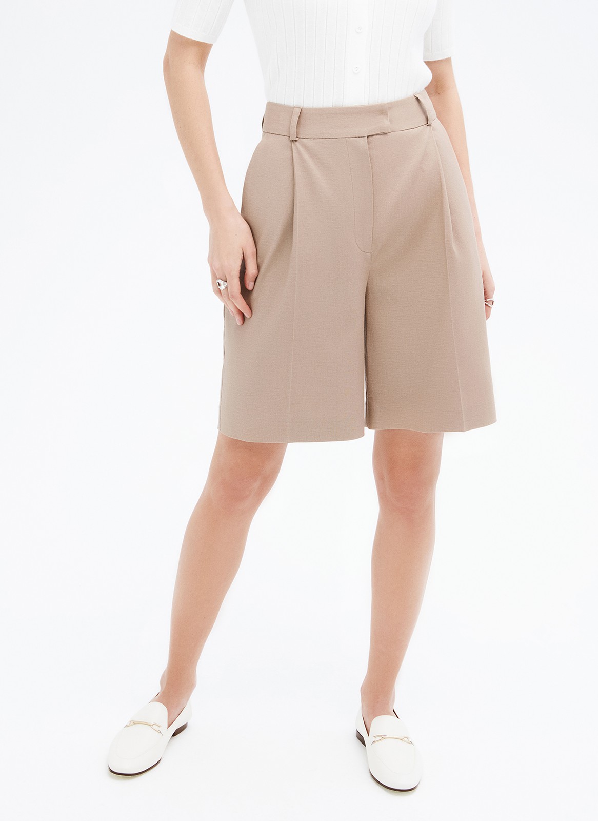 Шорты-бермуды, цвет: кофейный Allweneed
Шорты-бермуды удлиненные. Шорты брючного кроя со стрелками и складкой на полочке. Посадка на талии и шлевки на поясе для ремня. Мы изготовили шорты из тонкой костюмной ткани и изо льна, поэтому их можно носить каждый день и теплой весной, и жарким летом. Подберите к шортам жакет из коллекции в тон. Четыре оттенка на ваш выбор.
На модели размер S