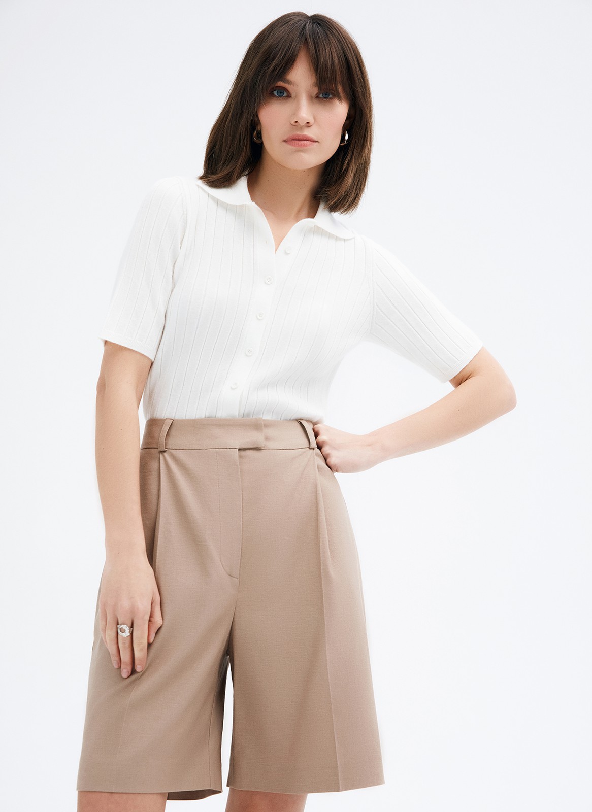 Шорты-бермуды, цвет: кофейный Allweneed
Шорты-бермуды удлиненные. Шорты брючного кроя со стрелками и складкой на полочке. Посадка на талии и шлевки на поясе для ремня. Мы изготовили шорты из тонкой костюмной ткани и изо льна, поэтому их можно носить каждый день и теплой весной, и жарким летом. Подберите к шортам жакет из коллекции в тон. Четыре оттенка на ваш выбор.
На модели размер S