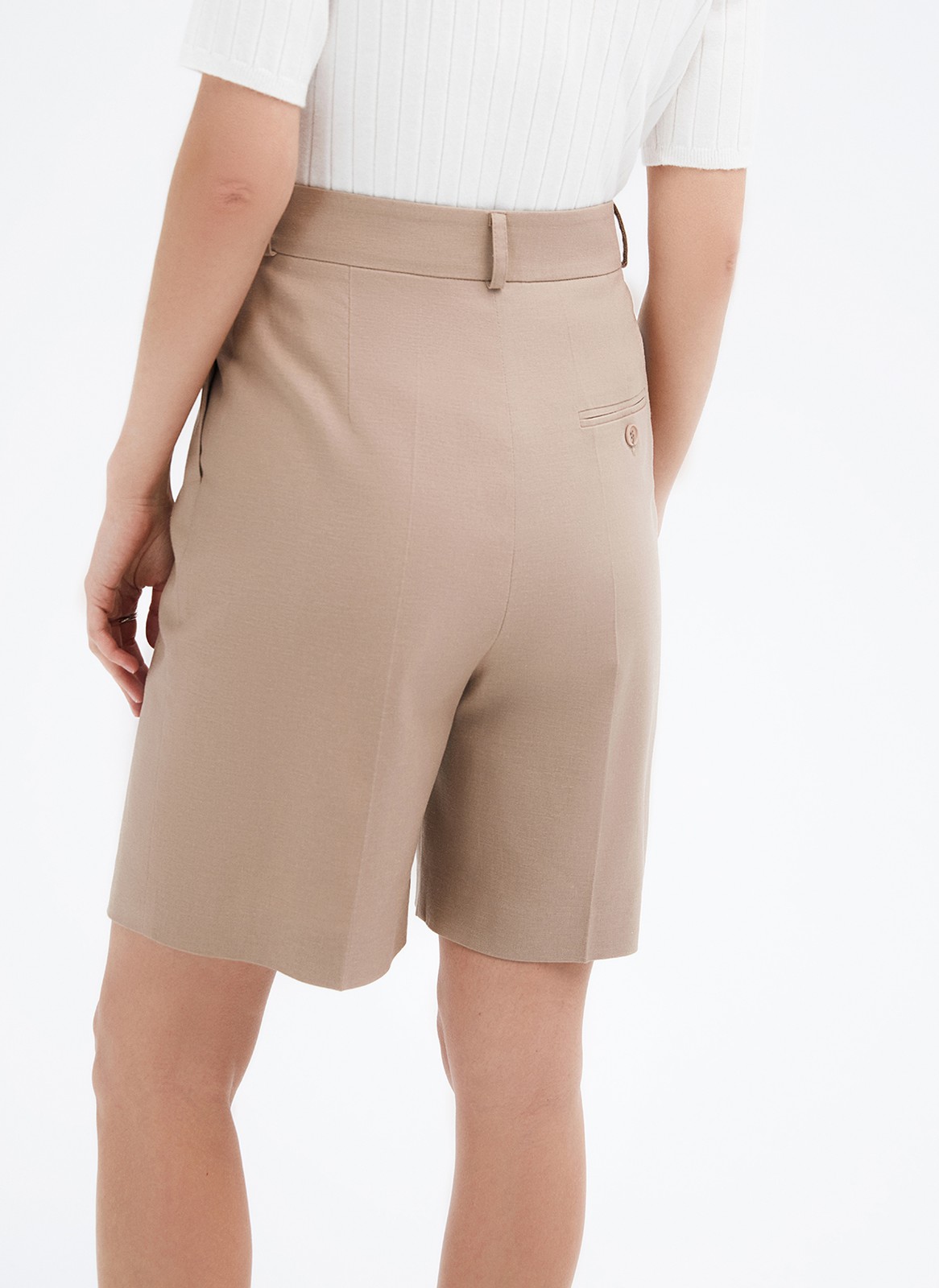 Шорты-бермуды, цвет: кофейный Allweneed
Шорты-бермуды удлиненные. Шорты брючного кроя со стрелками и складкой на полочке. Посадка на талии и шлевки на поясе для ремня. Мы изготовили шорты из тонкой костюмной ткани и изо льна, поэтому их можно носить каждый день и теплой весной, и жарким летом. Подберите к шортам жакет из коллекции в тон. Четыре оттенка на ваш выбор.
На модели размер S