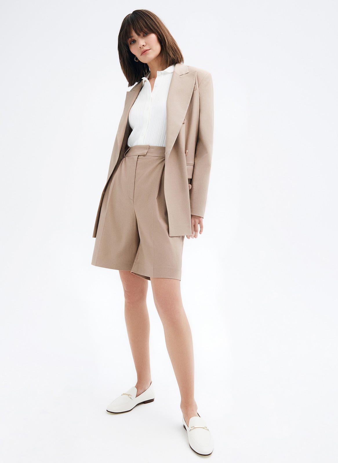 Двубортный прямой удлинённый жакет, цвет: кофейный Allweneed
Жакет двубортный oversize. Четыре рабочих пуговицы и две декоративных. Лацканы, воротник и классическая линия плеч. Два рабочих кармана с клапанами, один декоративный с листочкой. Посадка свободная, поэтому модель будет смотреться хорошо на любой фигуре. Мы рекомендуем обратить внимание на шорты-бермуды из новой коллекции и носить комплектом с жакетом.
На модели размер XS/S