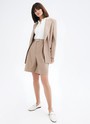 Двубортный прямой удлинённый жакет, цвет: кофейный Allweneed
Жакет двубортный oversize. Четыре рабочих пуговицы и две декоративных. Лацканы, воротник и классическая линия плеч. Два рабочих кармана с клапанами, один декоративный с листочкой. Посадка свободная, поэтому модель будет смотреться хорошо на любой фигуре. Мы рекомендуем обратить внимание на шорты-бермуды из новой коллекции и носить комплектом с жакетом.
На модели размер XS/S