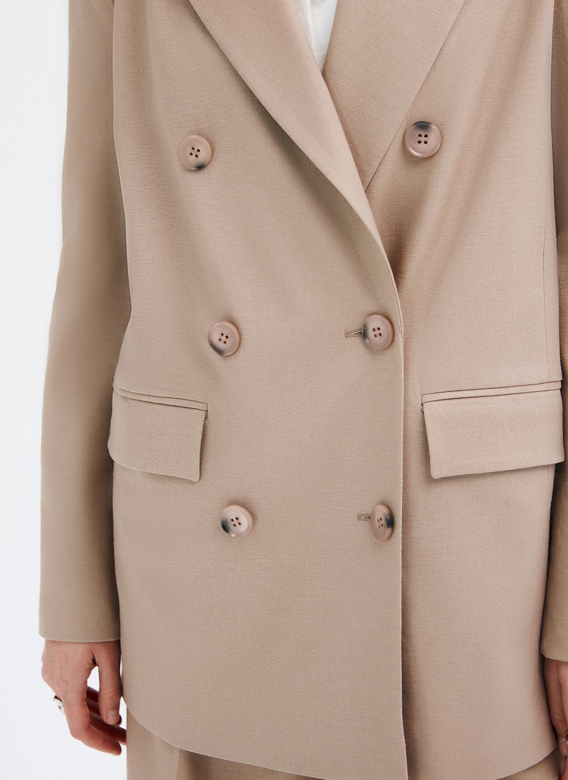 Двубортный прямой удлинённый жакет, цвет: кофейный Allweneed
Жакет двубортный oversize. Четыре рабочих пуговицы и две декоративных. Лацканы, воротник и классическая линия плеч. Два рабочих кармана с клапанами, один декоративный с листочкой. Посадка свободная, поэтому модель будет смотреться хорошо на любой фигуре. Мы рекомендуем обратить внимание на шорты-бермуды из новой коллекции и носить комплектом с жакетом.
На модели размер XS/S