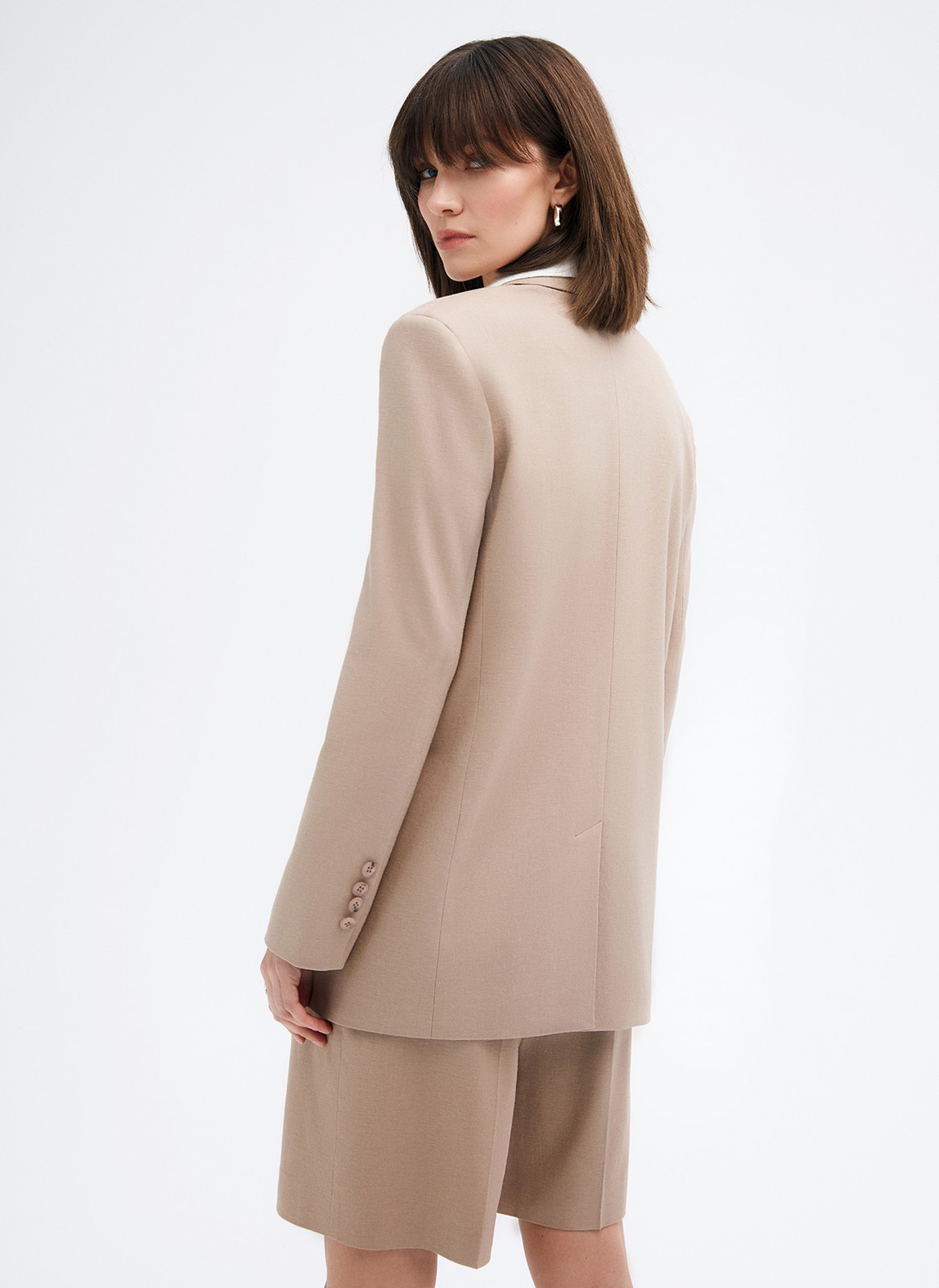 Двубортный прямой удлинённый жакет, цвет: кофейный Allweneed
Жакет двубортный oversize. Четыре рабочих пуговицы и две декоративных. Лацканы, воротник и классическая линия плеч. Два рабочих кармана с клапанами, один декоративный с листочкой. Посадка свободная, поэтому модель будет смотреться хорошо на любой фигуре. Мы рекомендуем обратить внимание на шорты-бермуды из новой коллекции и носить комплектом с жакетом.
На модели размер XS/S
