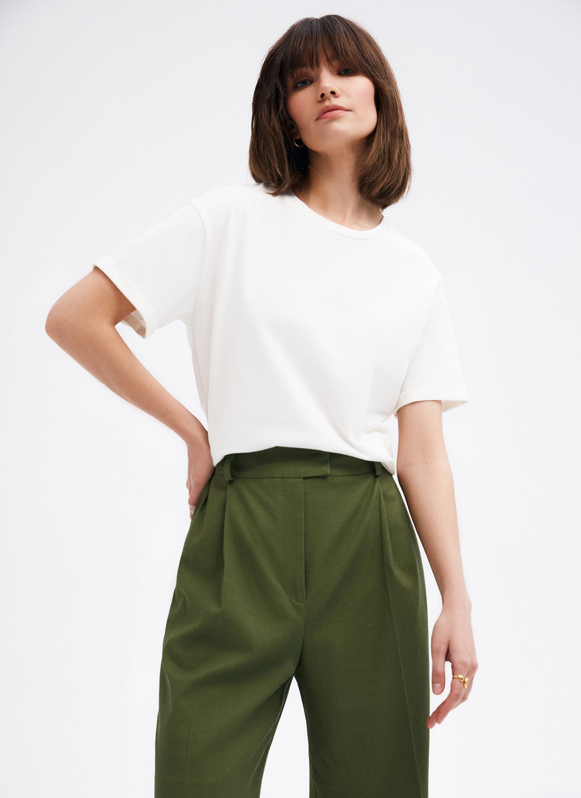 Шорты-бермуды, цвет: оливковый Allweneed
Шорты-бермуды удлиненные. Шорты брючного кроя со стрелками и складкой на полочке. Посадка на талии и шлевки на поясе для ремня. Мы изготовили шорты из тонкой костюмной ткани и изо льна, поэтому их можно носить каждый день и теплой весной, и жарким летом. Подберите к шортам жакет из коллекции в тон. Четыре оттенка на ваш выбор.
На модели размер S